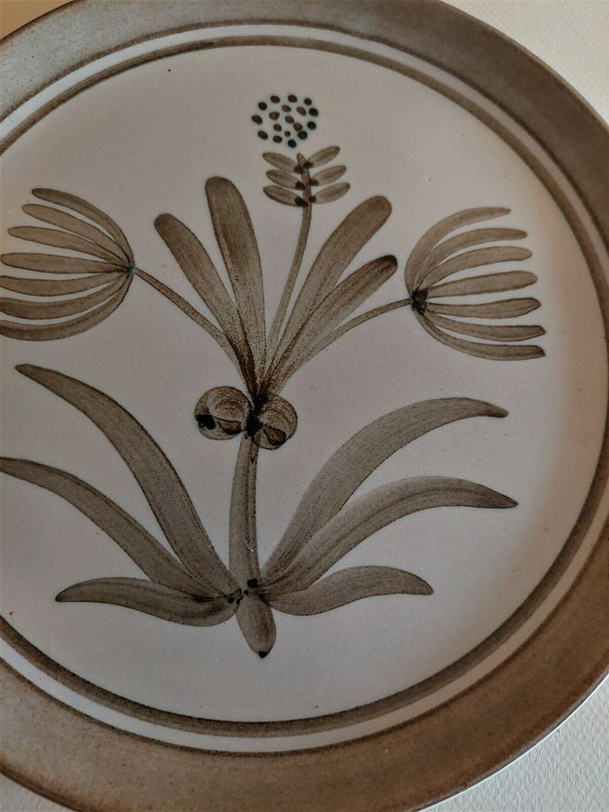 Vintage flat plate in sandstone marked Longchamp