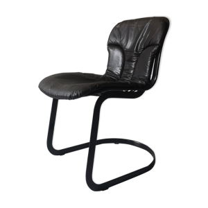 chaise en métal noir