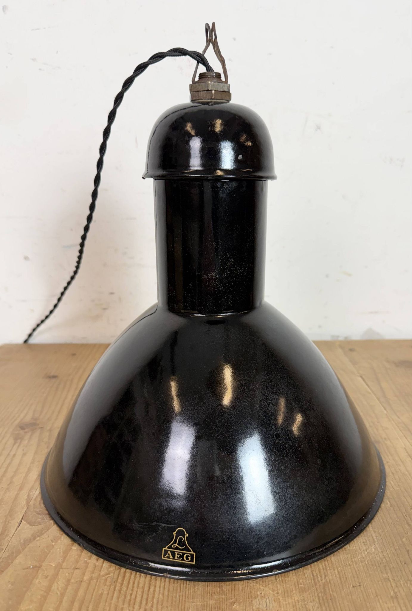 Lampe suspendue industrielle en émail noir de AEG, années 1930