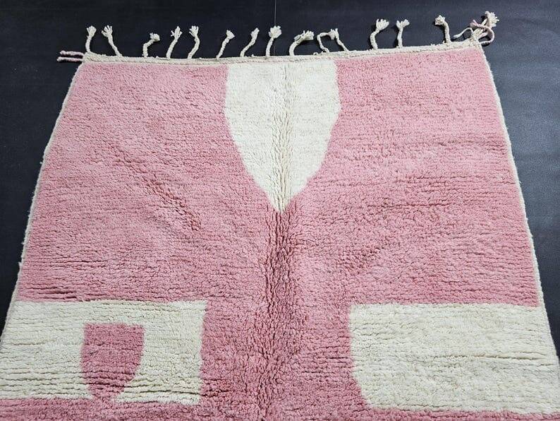 Beni Mrirt rug, handmade in traditional style, size 140 x 260 cm.