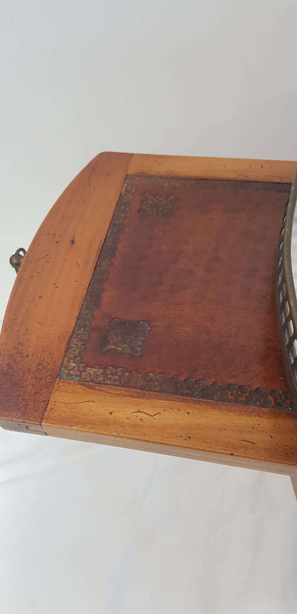 Tabel hot water bottle pedestal table Louis XVI style