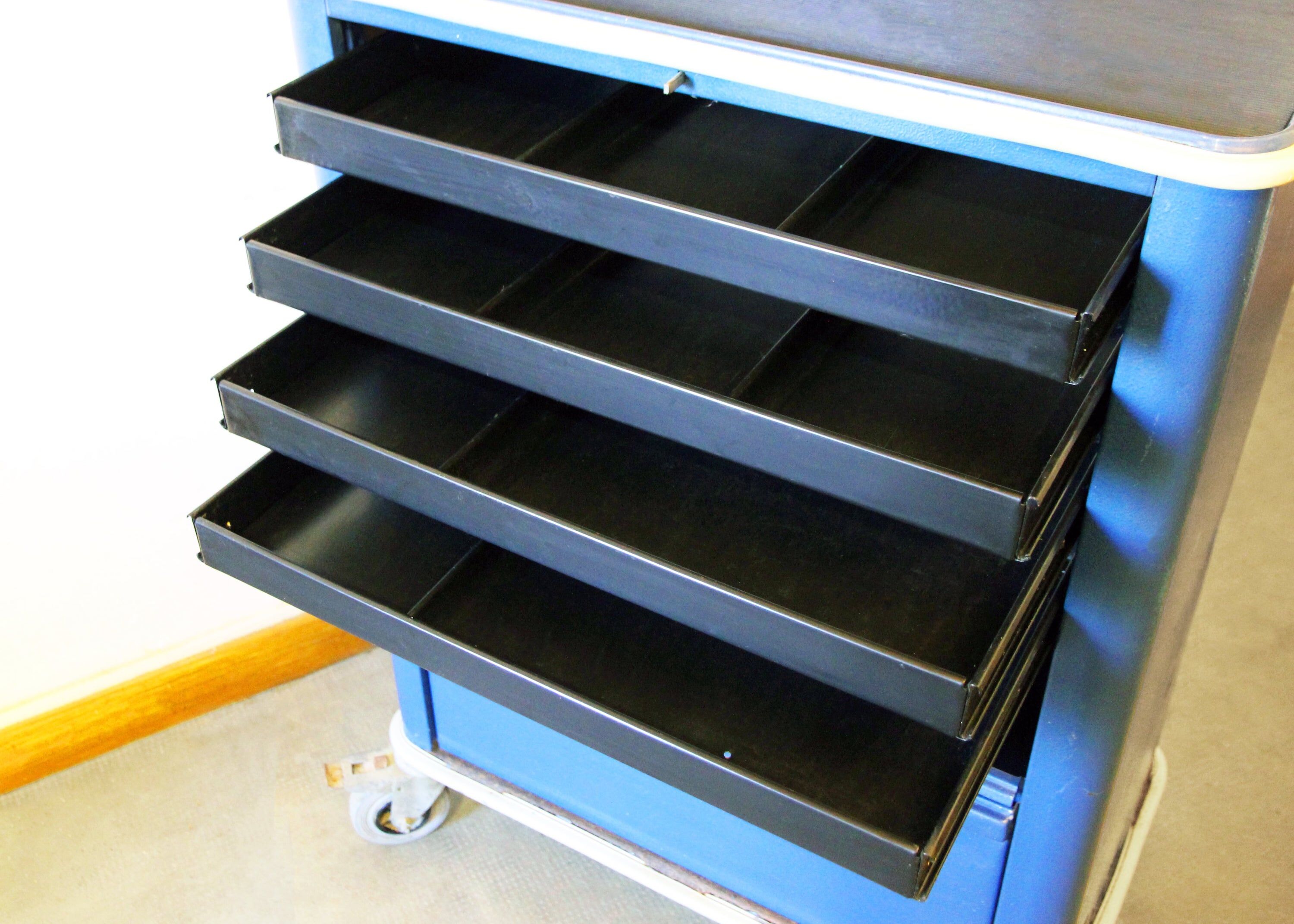 Servant / Industrial workshop bar