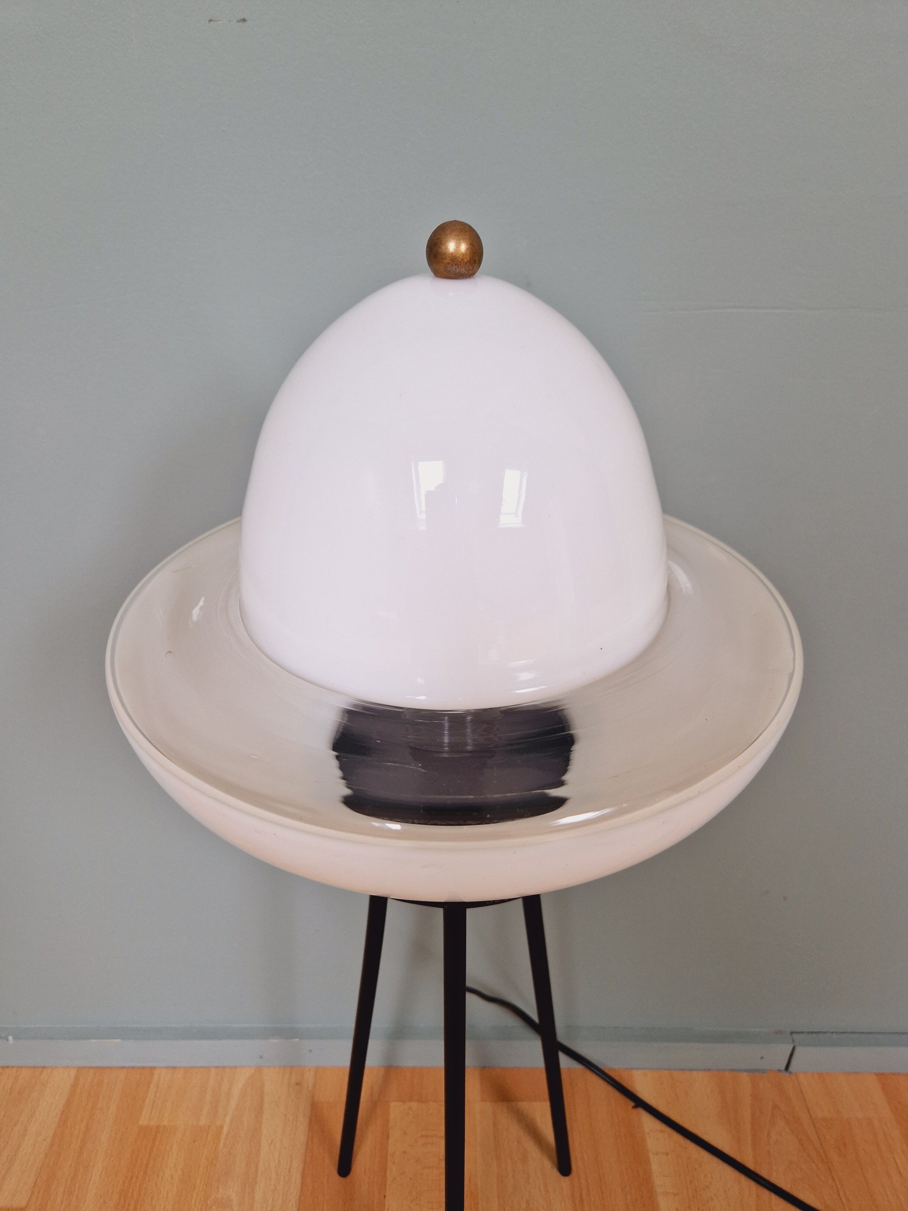 Tripod lamp in opaline glass and black lacquered metal