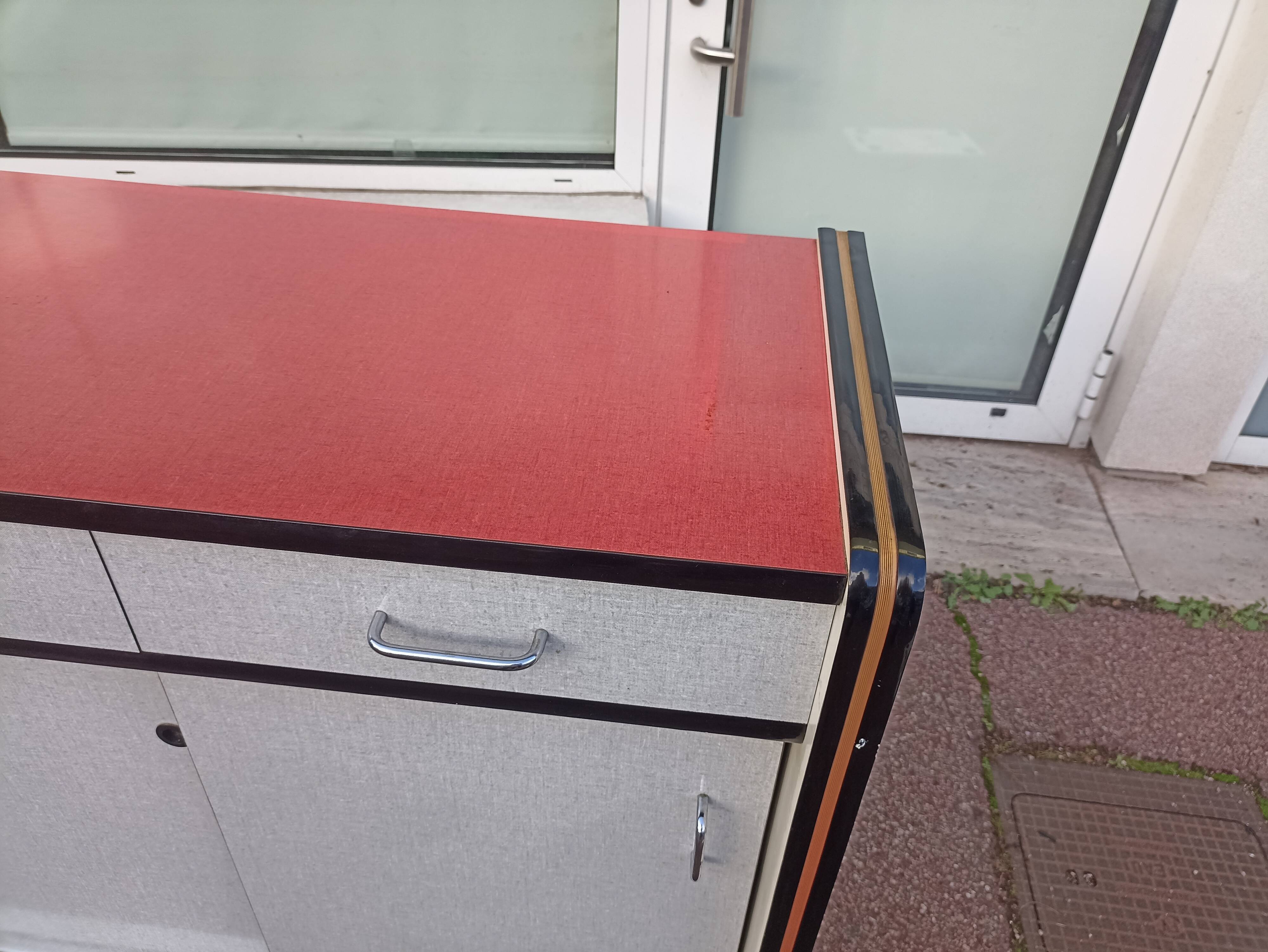 Buffet formica rouge blanc gris - année 1960
