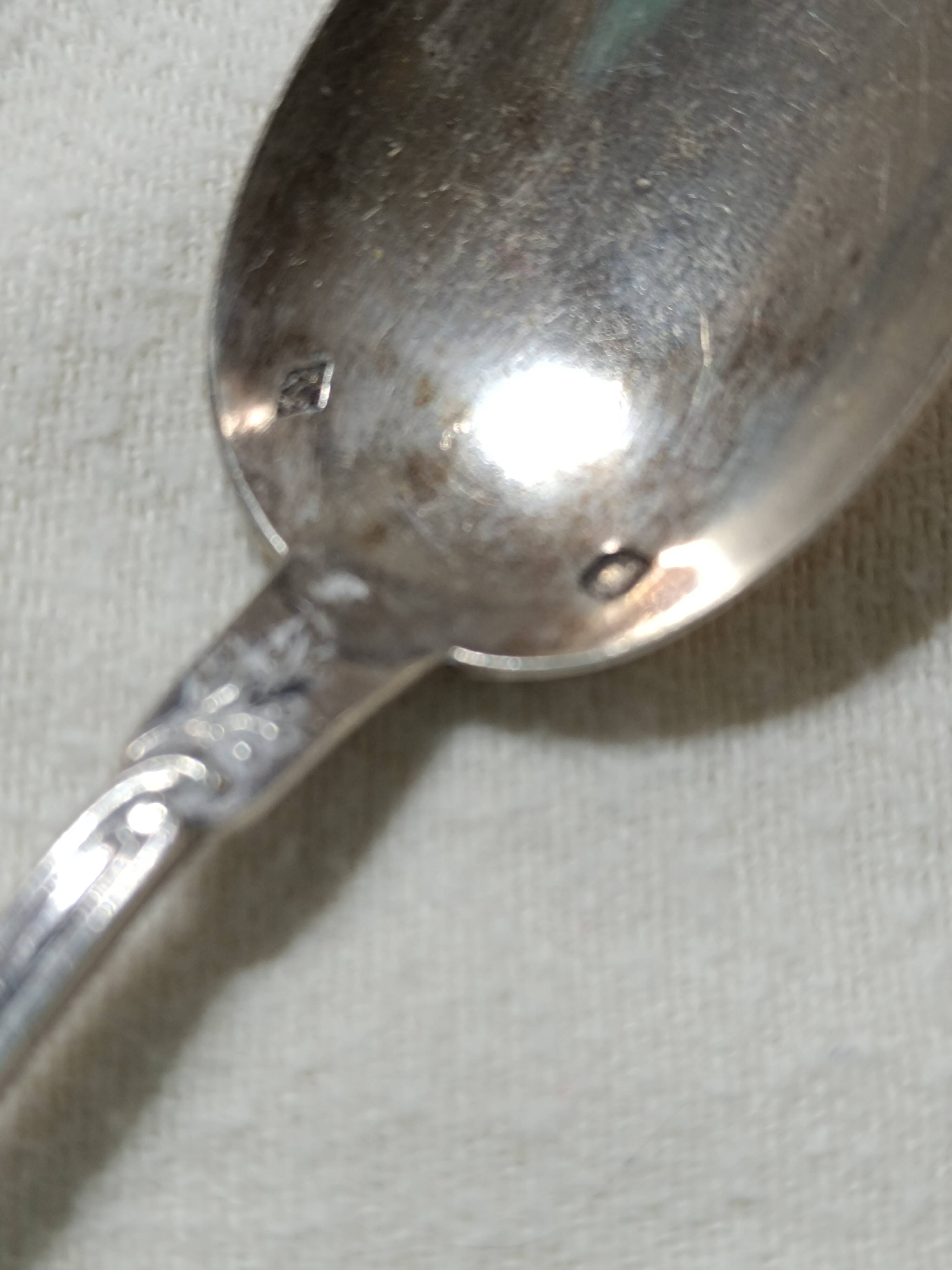 12 small spoons in solid silver, in their box.