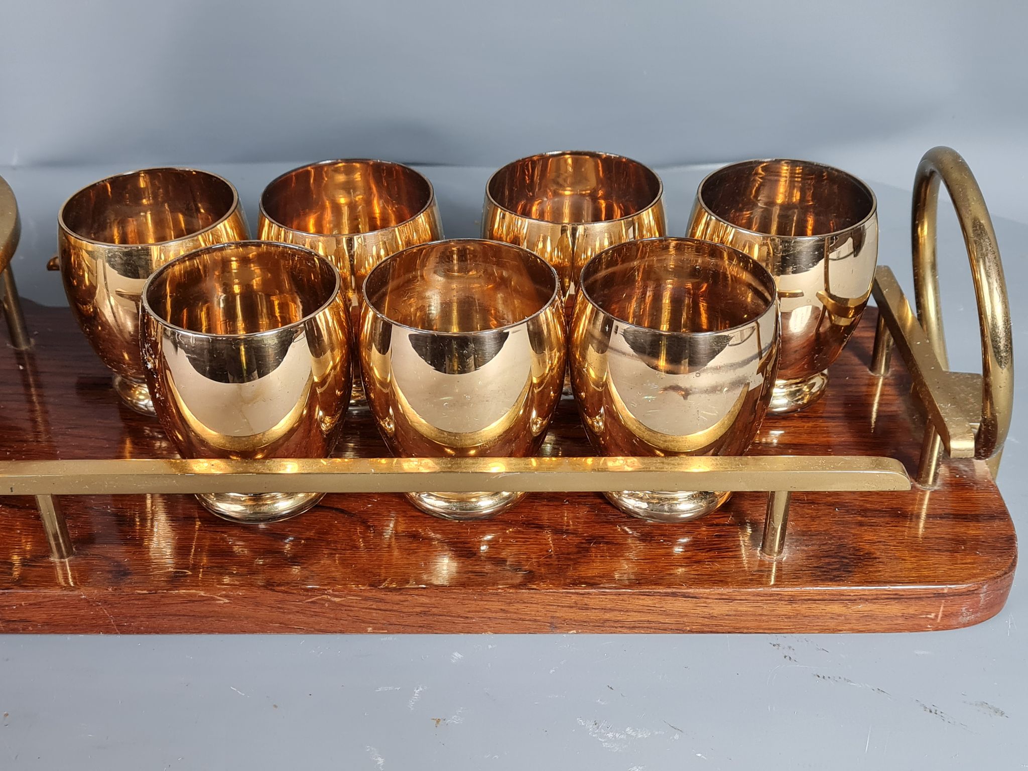 Alcohol service: bottle - 7 golden puffed glasses, vintage mahogany tray 50s sb