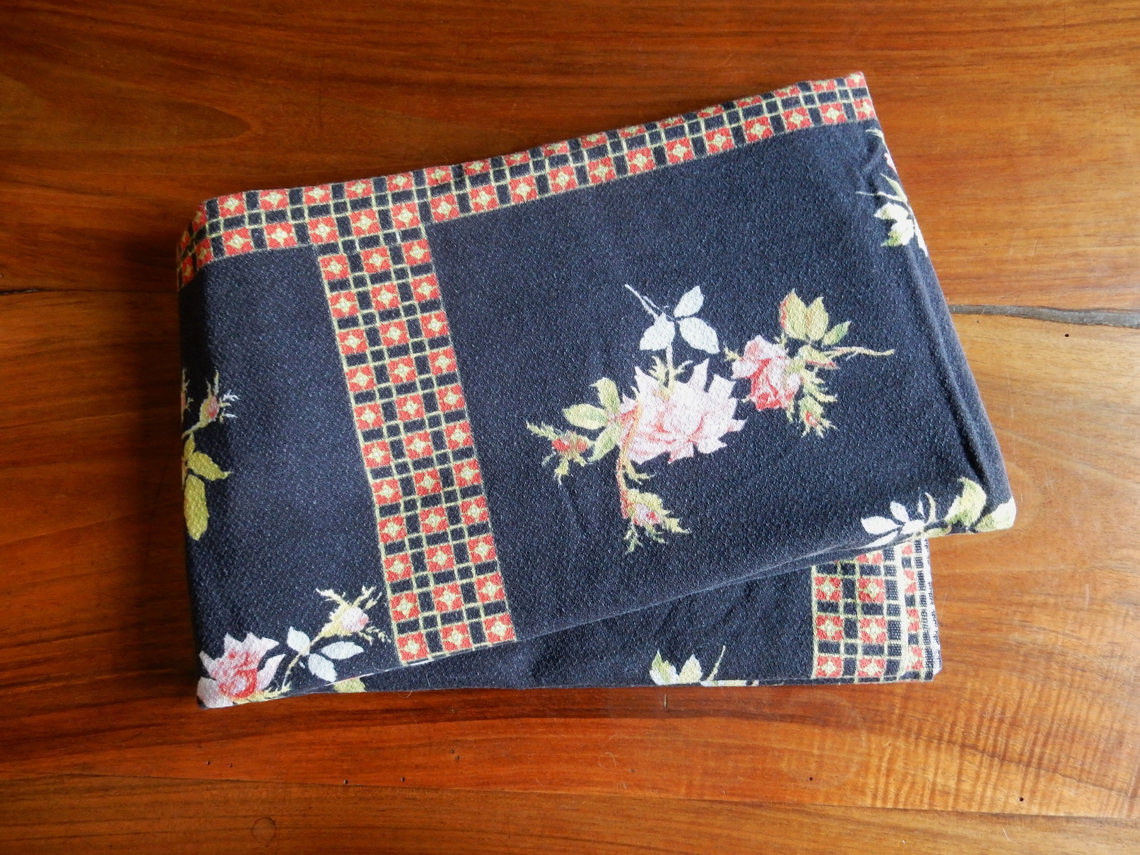 Black tablecloth with bouquets of roses