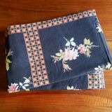 Black tablecloth with bouquets of roses