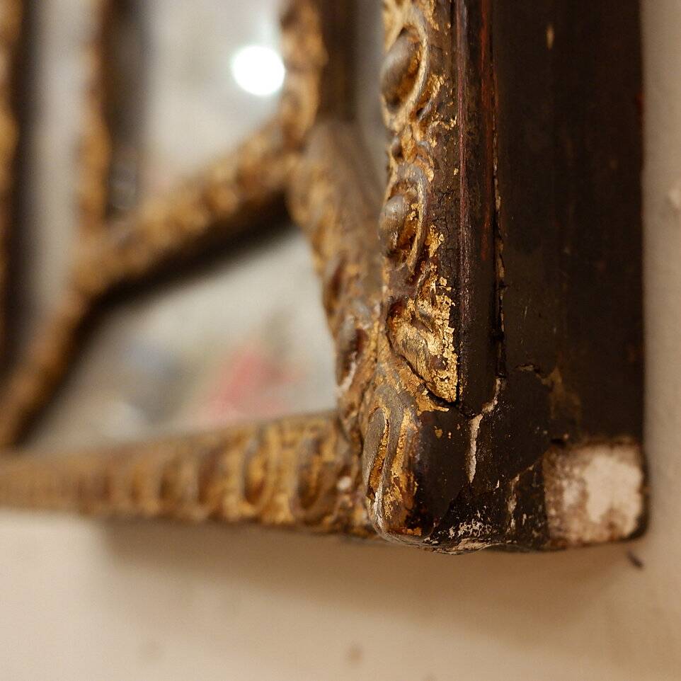 Miroir perlé en bois doré du 18e siècle