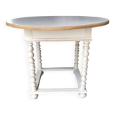 Table ronde ancienne relookée blanc cérusé, pieds torsadés