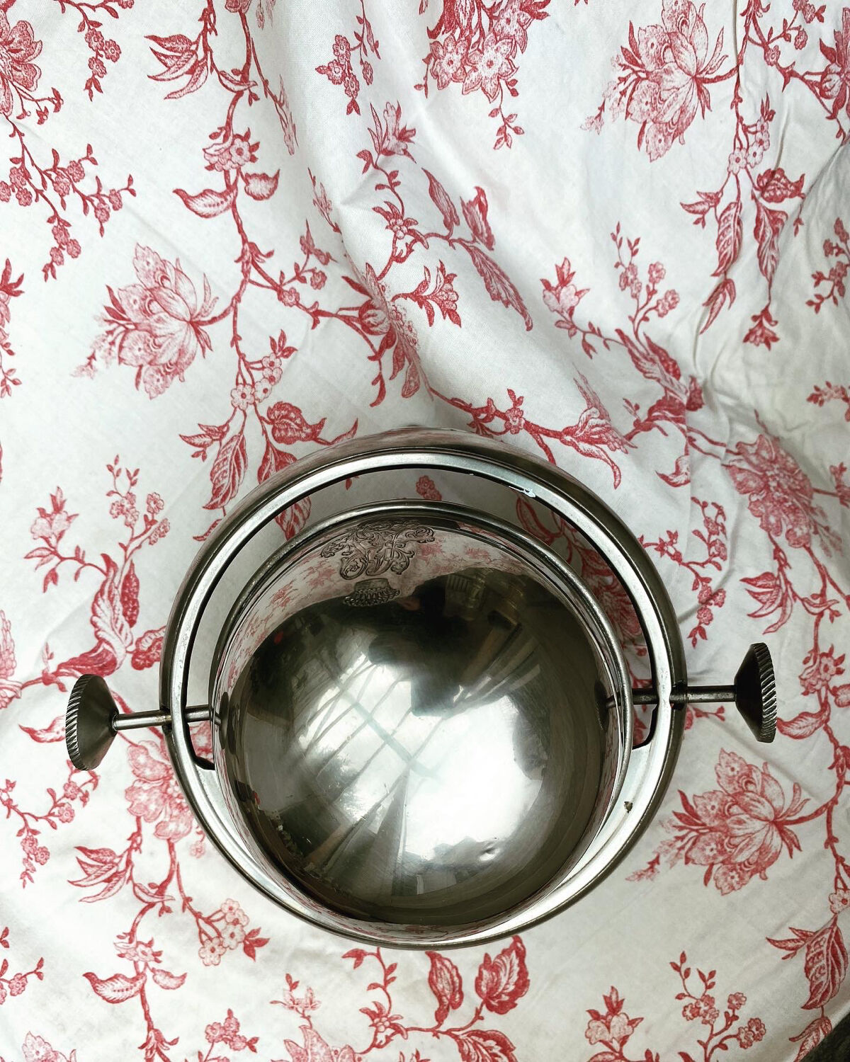 Antique silver sweetener with rolling lid