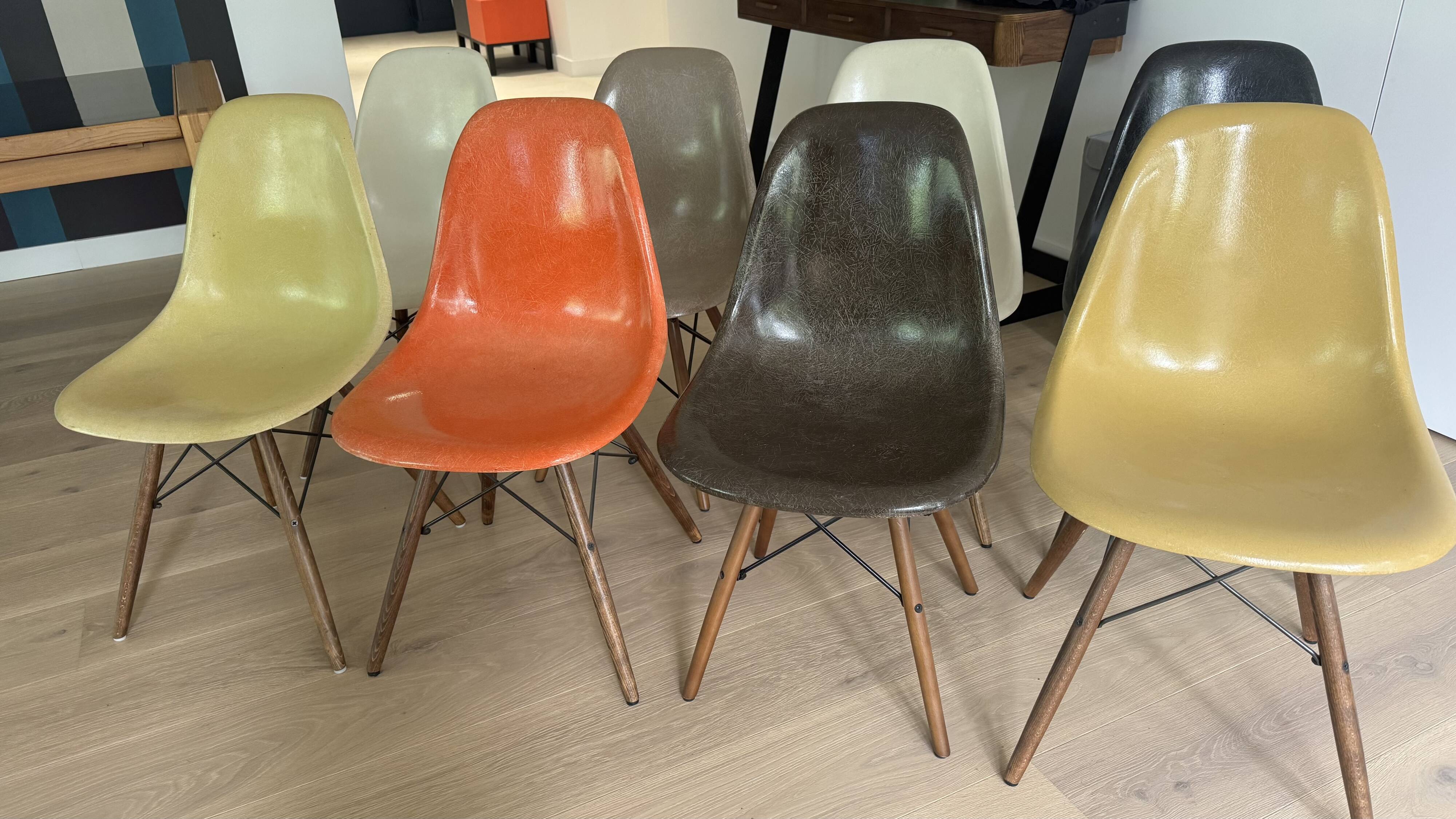 8 chaises Eames par Herman Miller