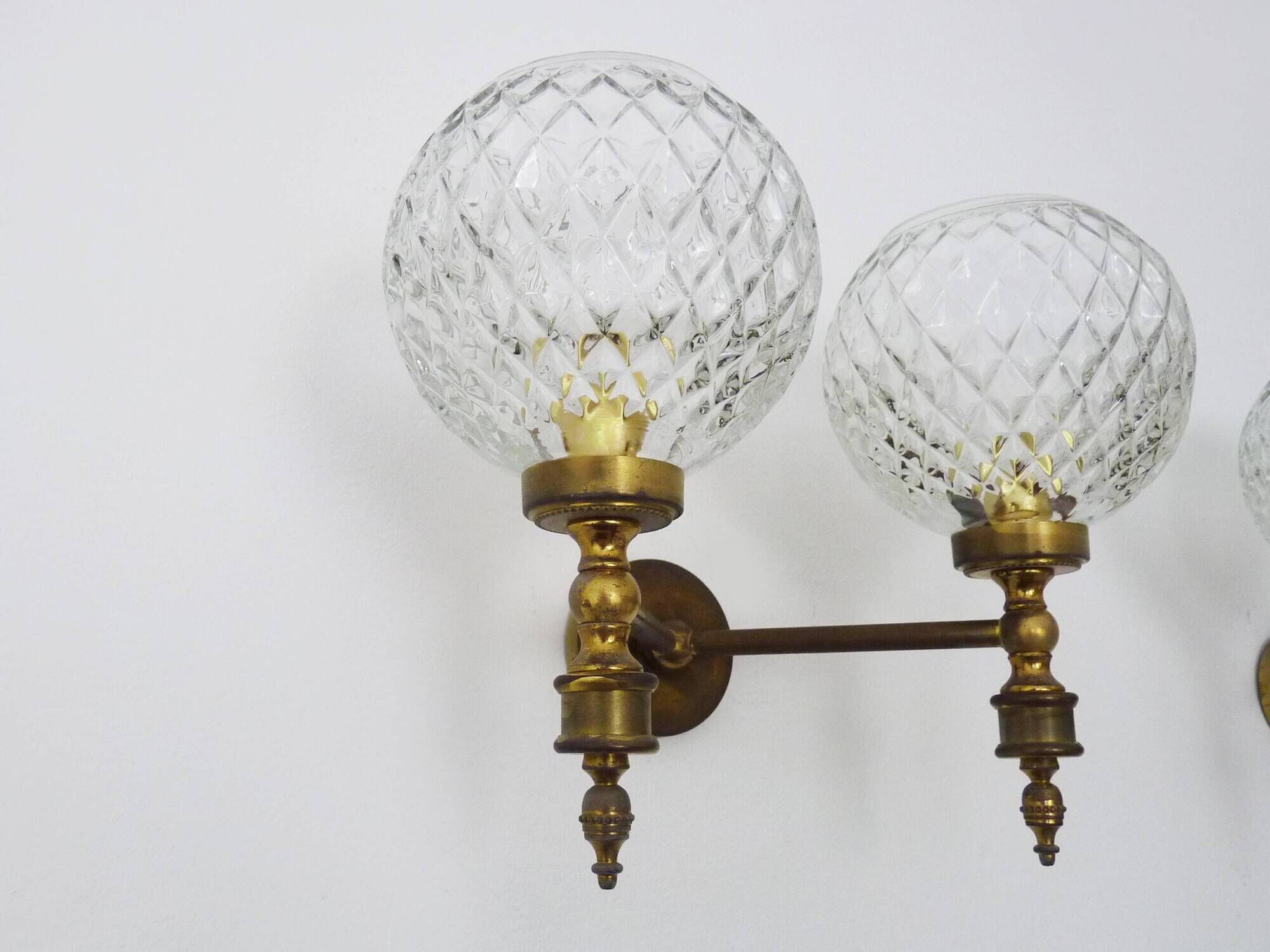Paire d'appliques murales vintage en laiton et globe en verre années 50