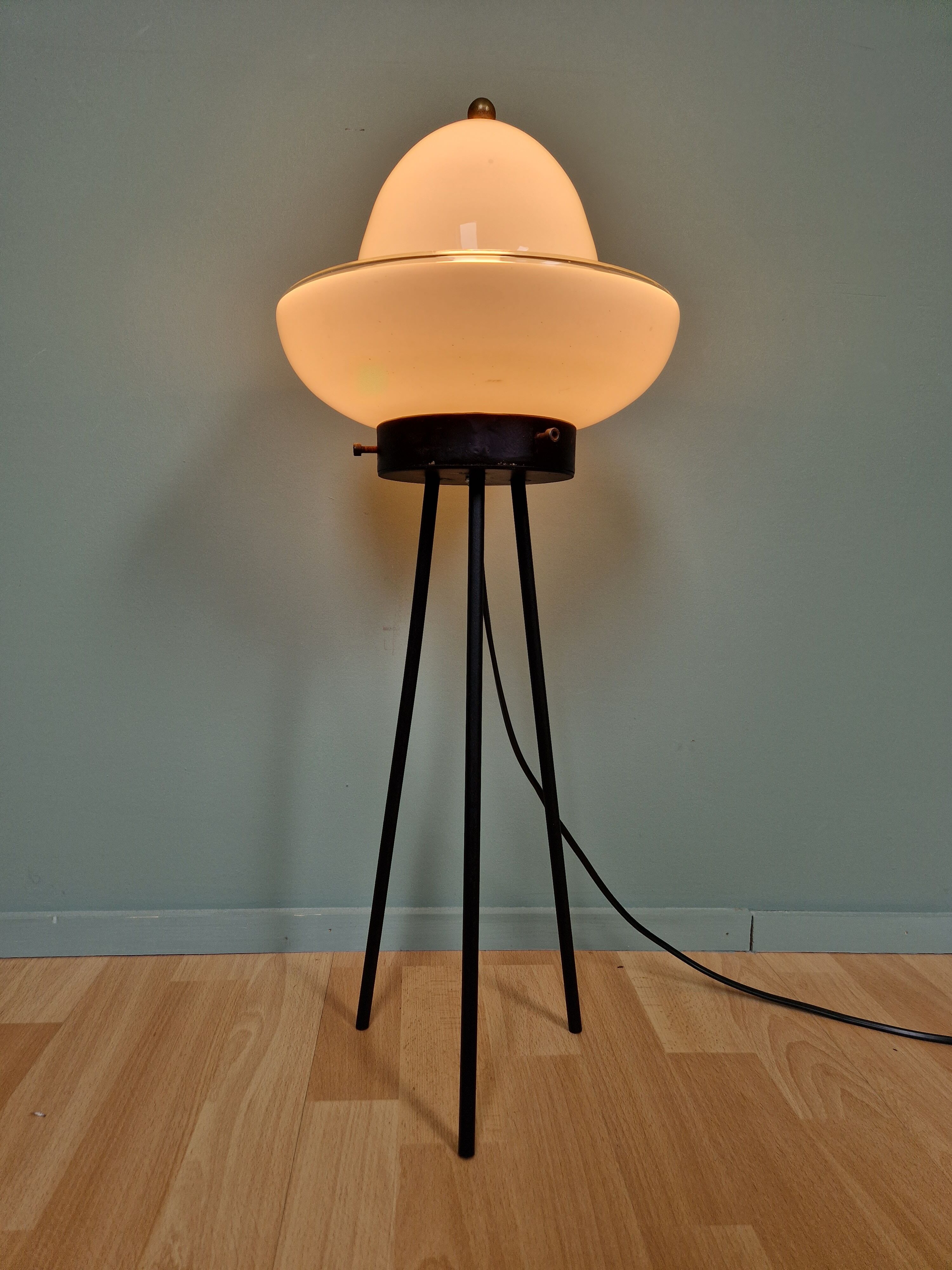 Tripod lamp in opaline glass and black lacquered metal
