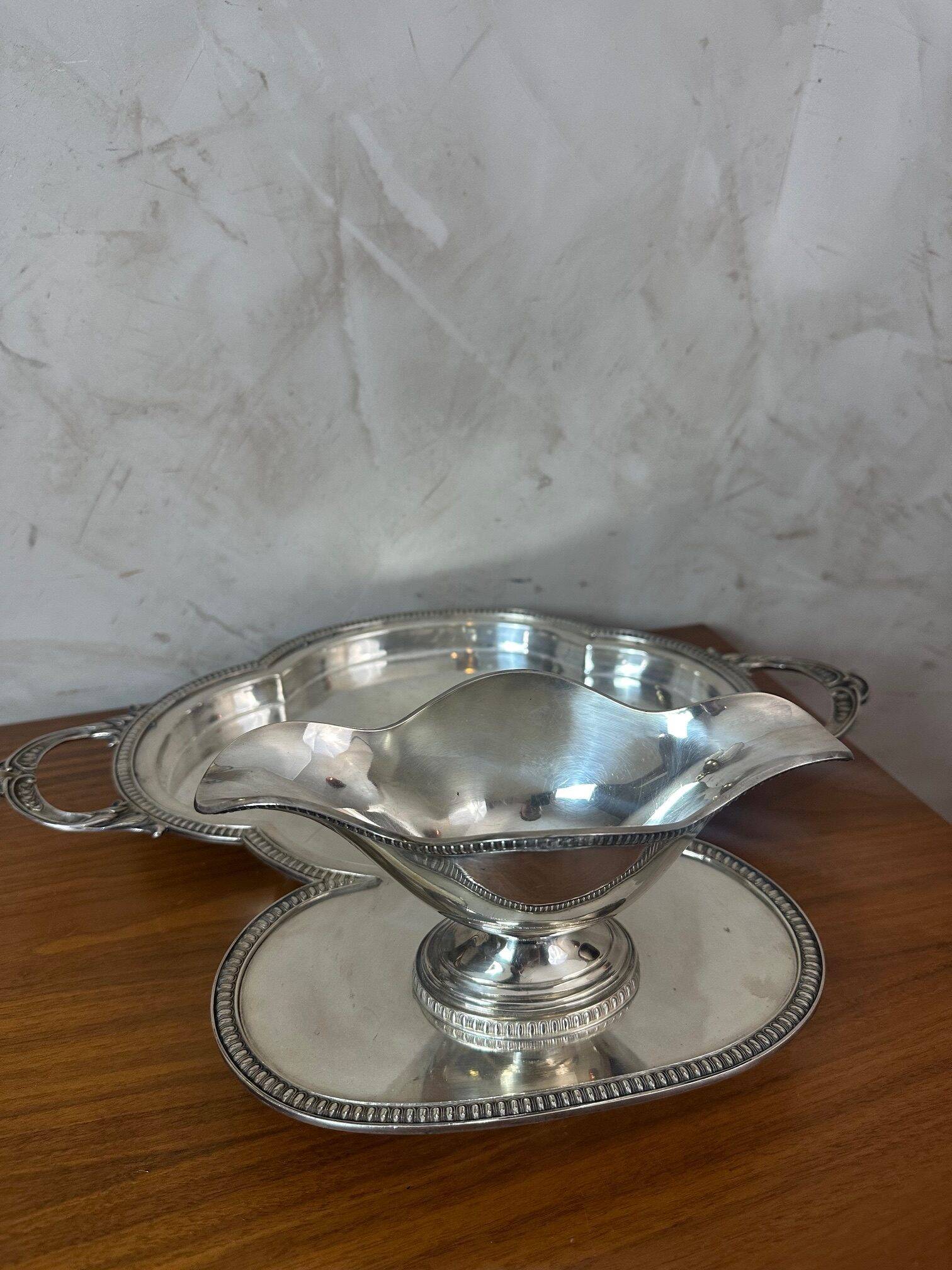 Presentation dish and its integrated sauceboat