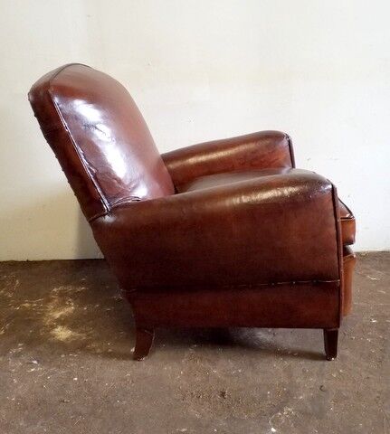 Club armchair, bulging back