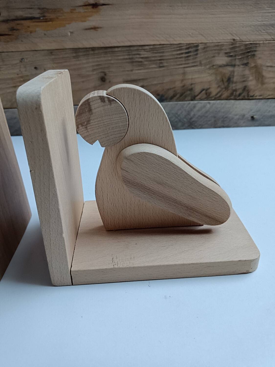 Serre-livres en bois brut figurant des oiseaux