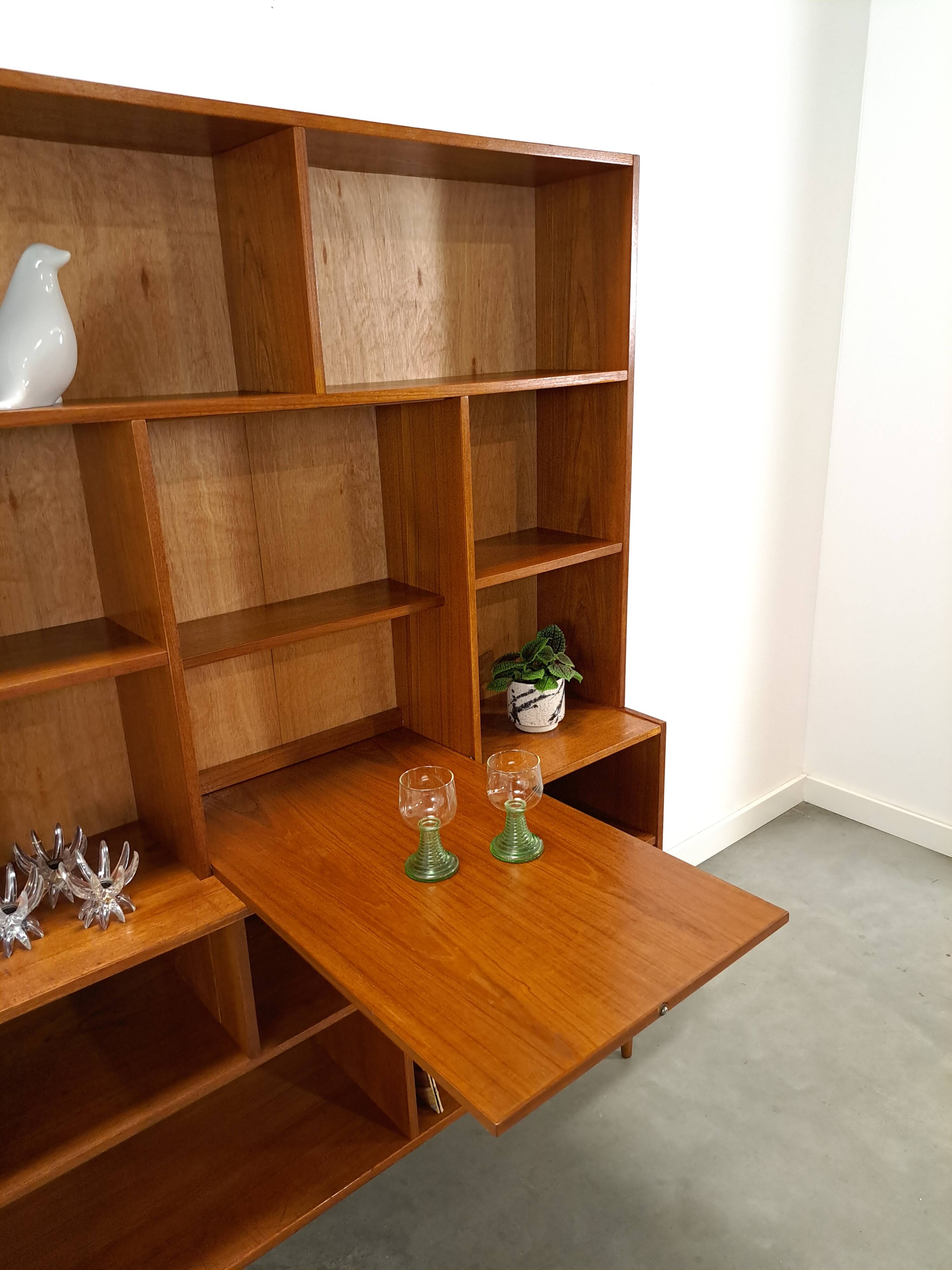 Deens hoge teak vakkenkast met bar vintage wandkast
