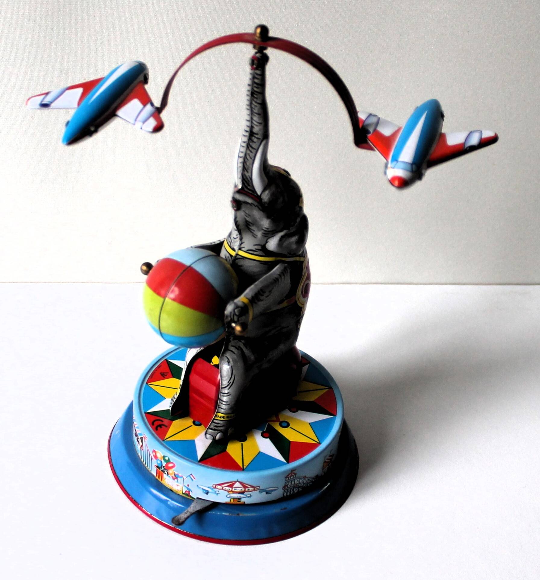 Jouets mécaniques  vintage ‘JW /Germany Western’  ‘Eléphant aux 2 avions’