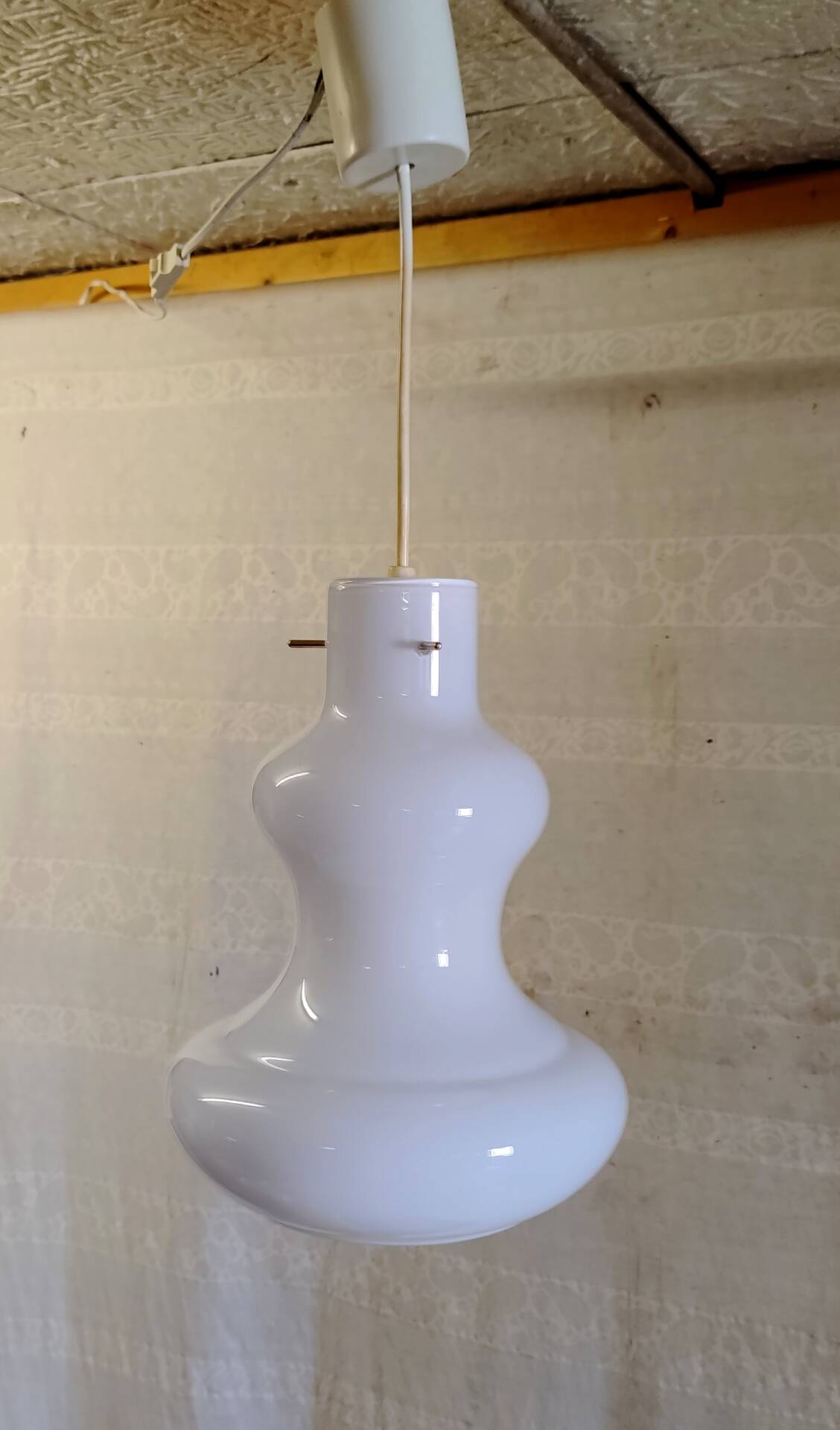 Suspension style scandinave en verre opalin - années 50