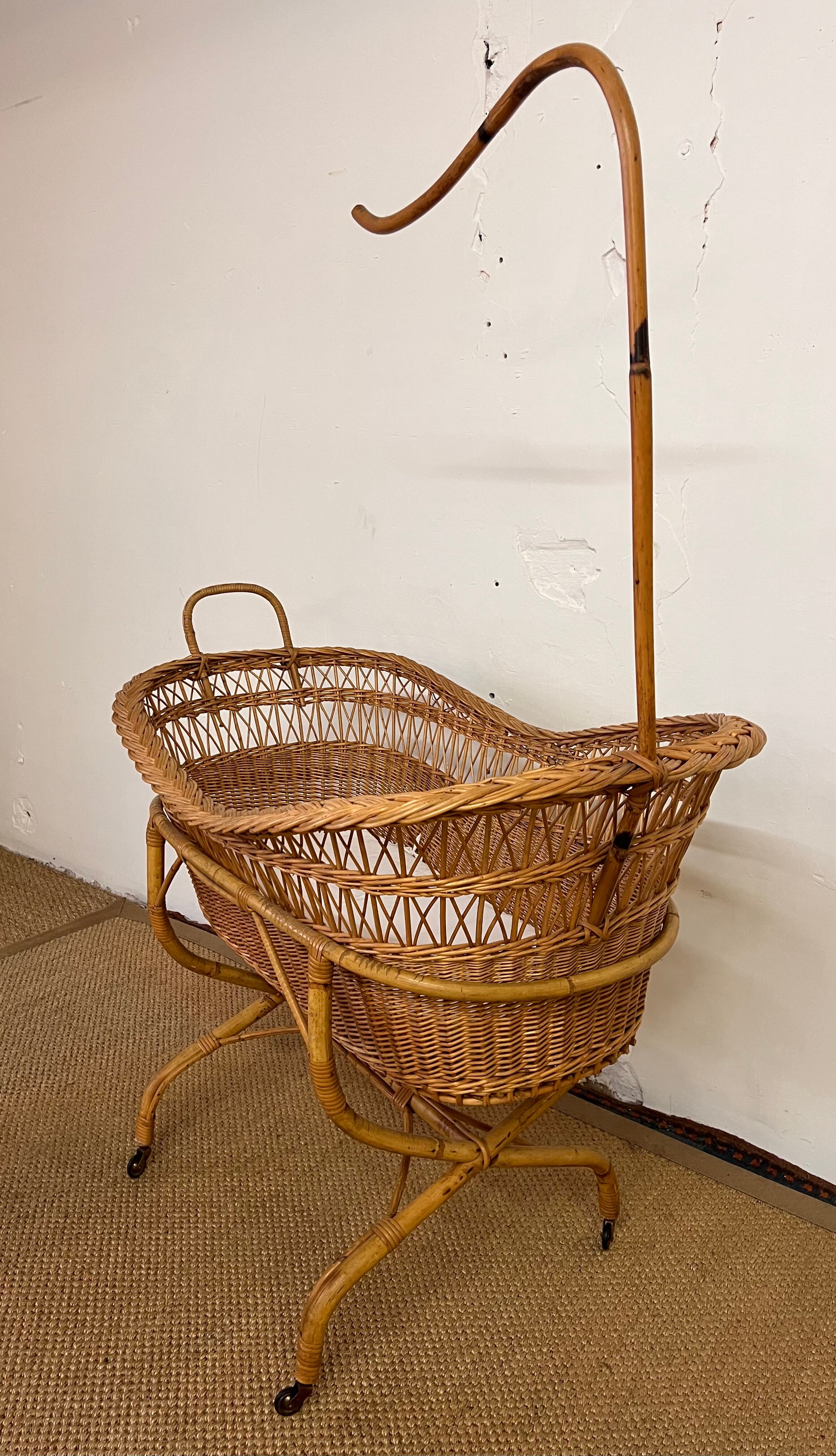 Rattan cradle on wheels