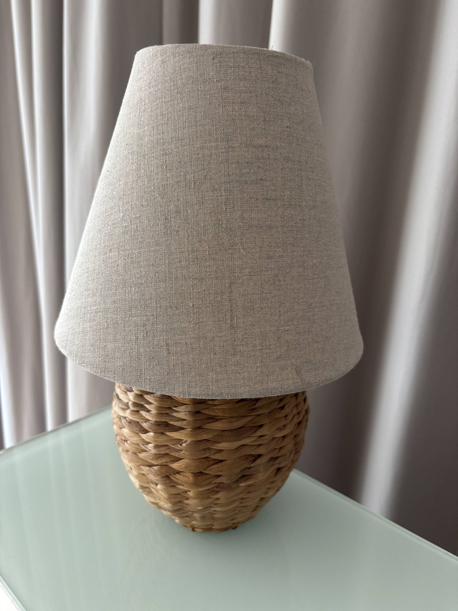 Lampe de table vintage en rotin tissé avec abat-jour en lin