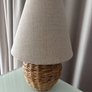 Lampe de table vintage en rotin tissé avec abat-jour en lin