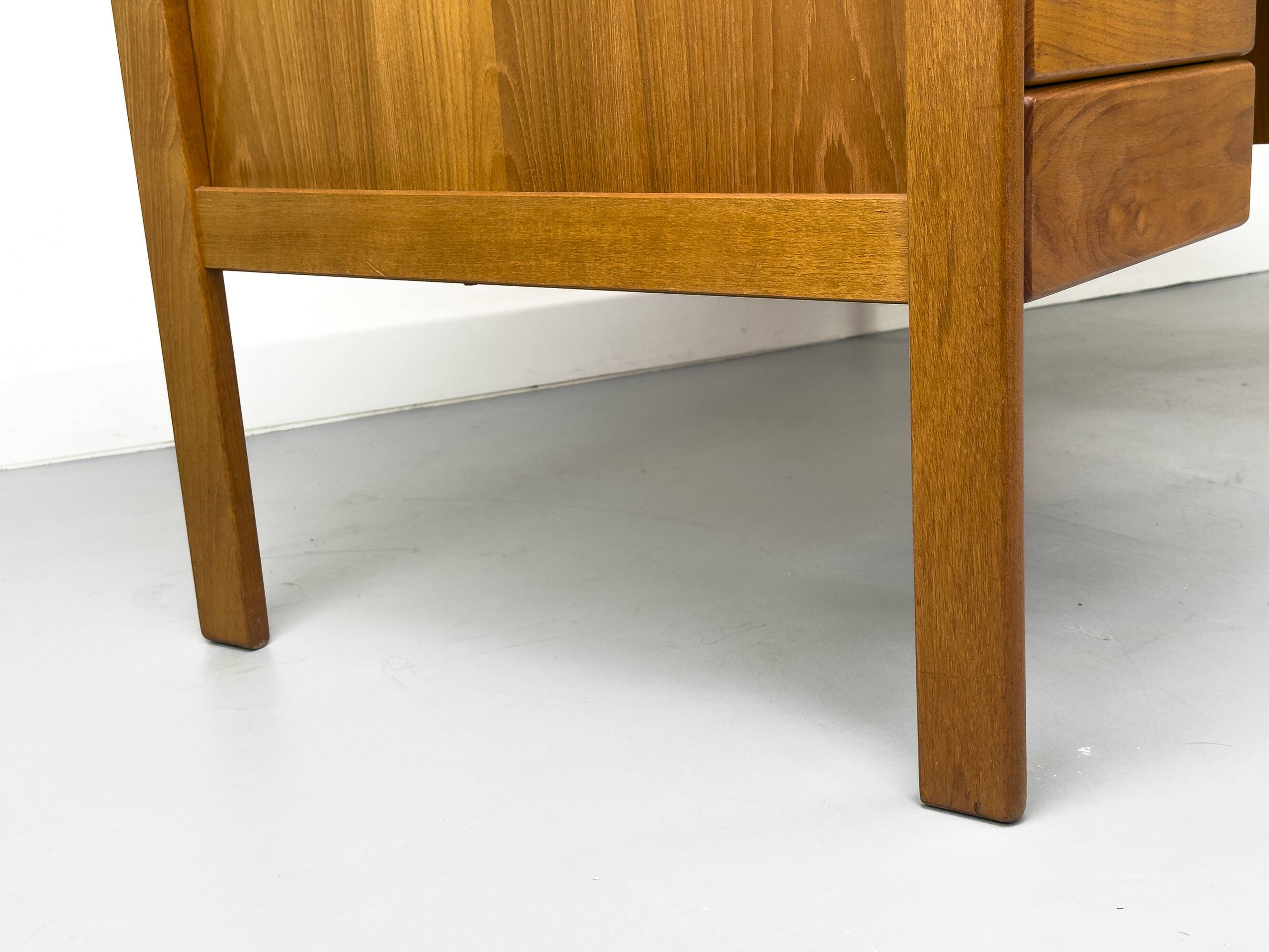 Bureau danois en teck avec porte et tiroirs par Bornholm, années 1970