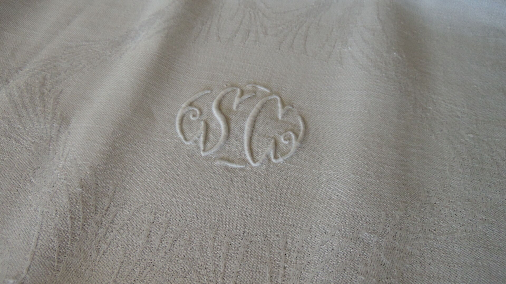 Nappe damassée et ses 12 serviettes brodé monogramme SC damas floral