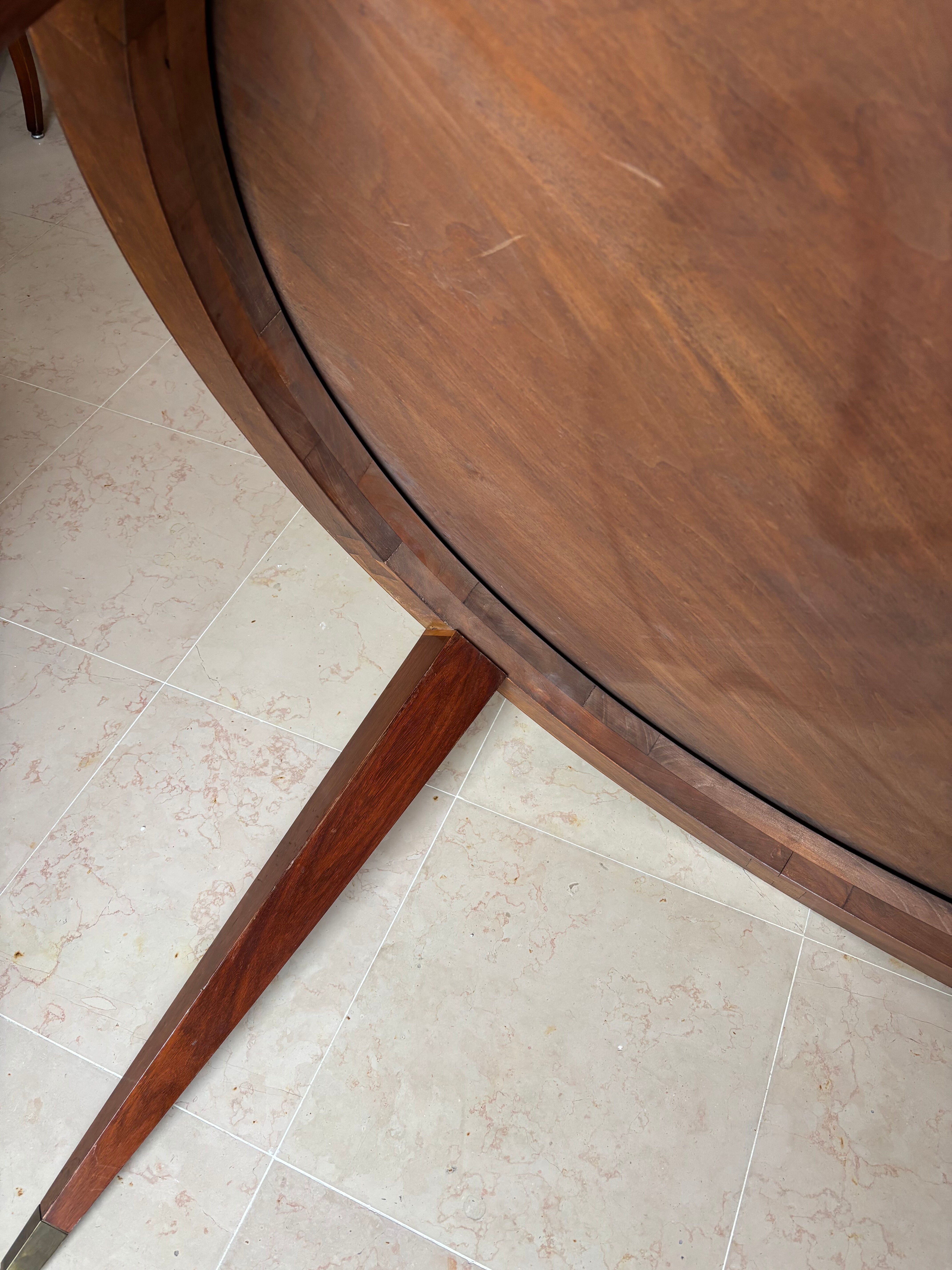 Impeccable 1950s round table in mahogany.