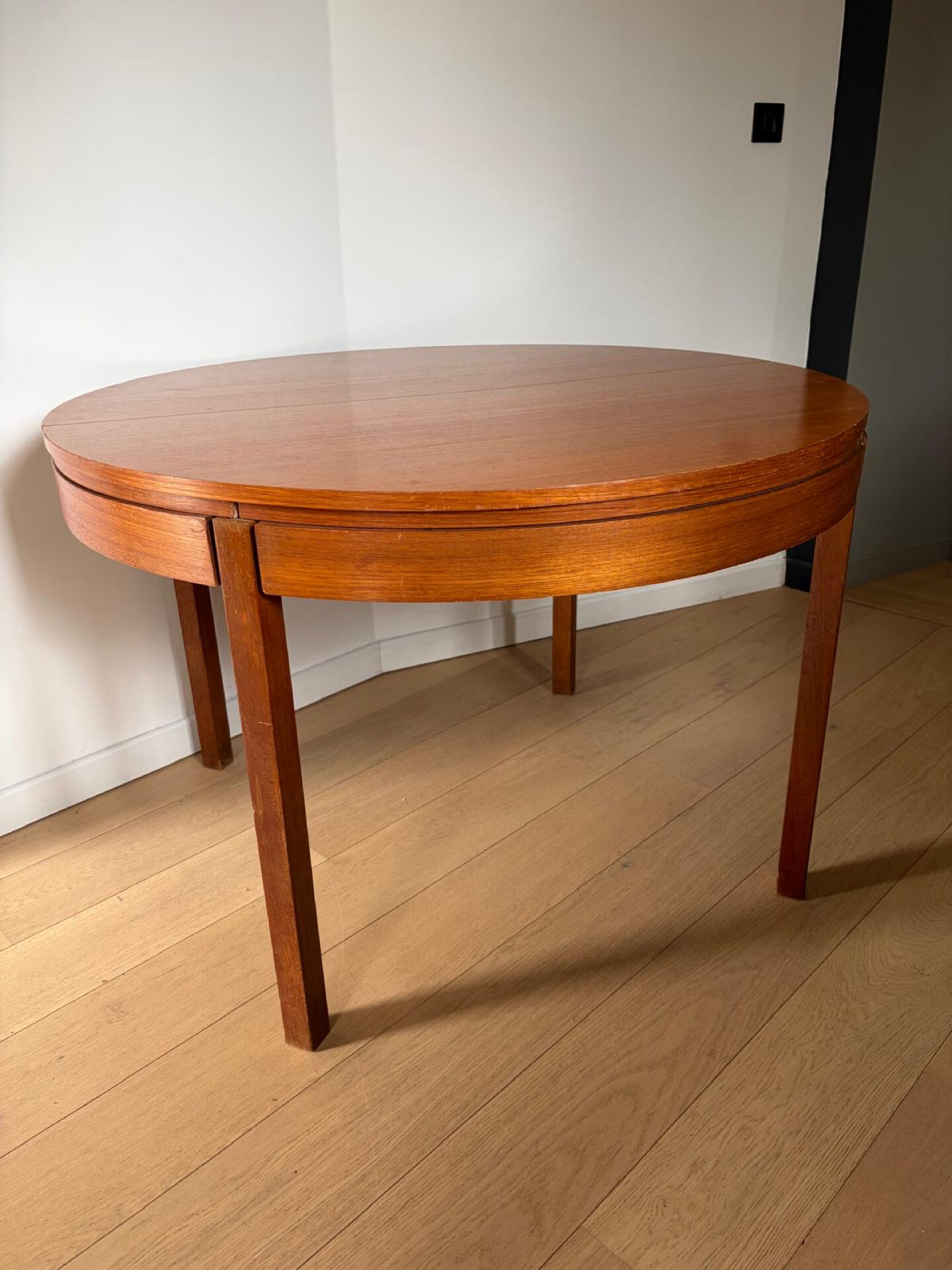 Extendable teak round table