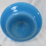 Vase en opaline bleue