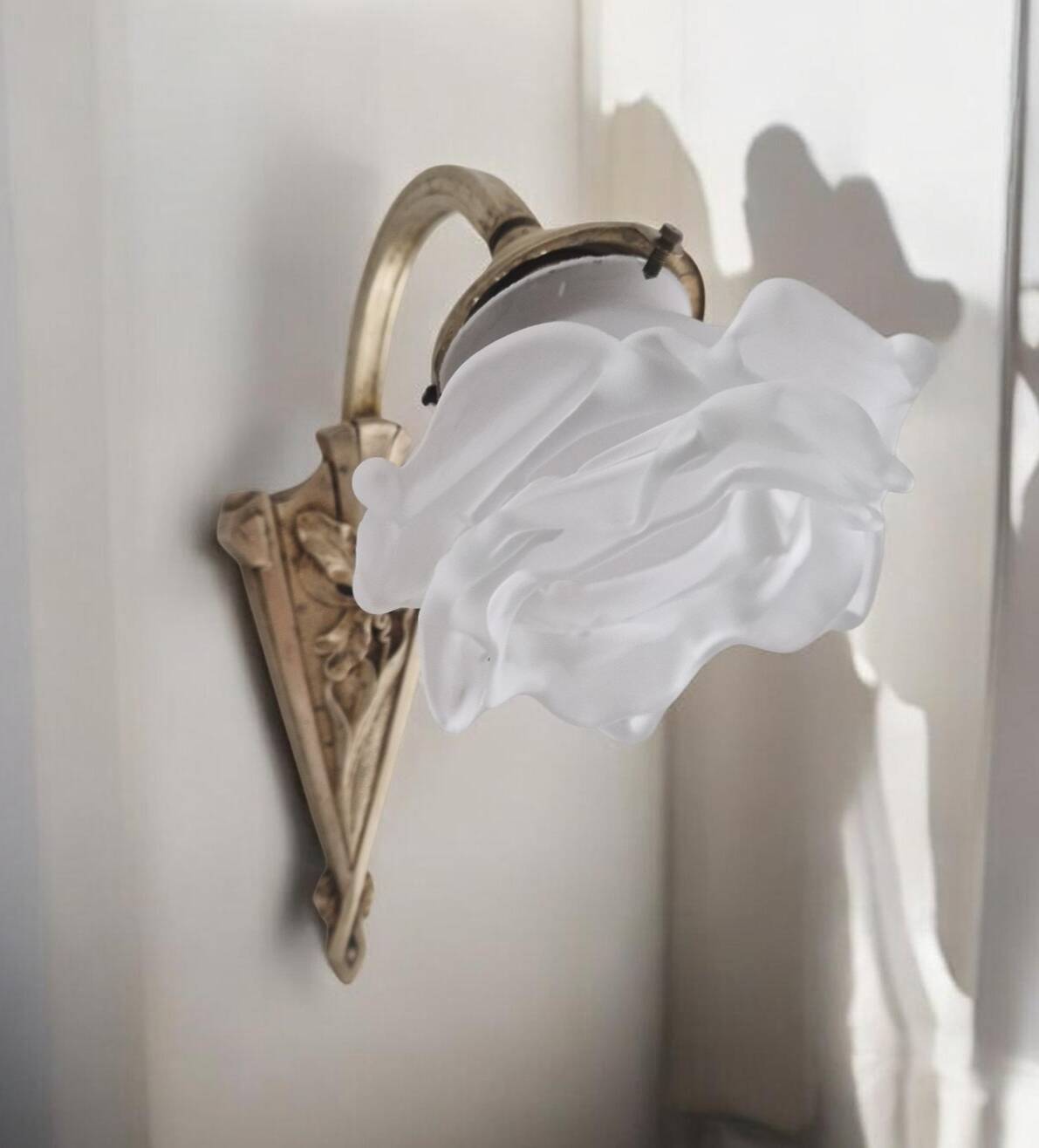 Art Nouveau wall light in gilded bronze - Frosted glass tulip - Period 1900