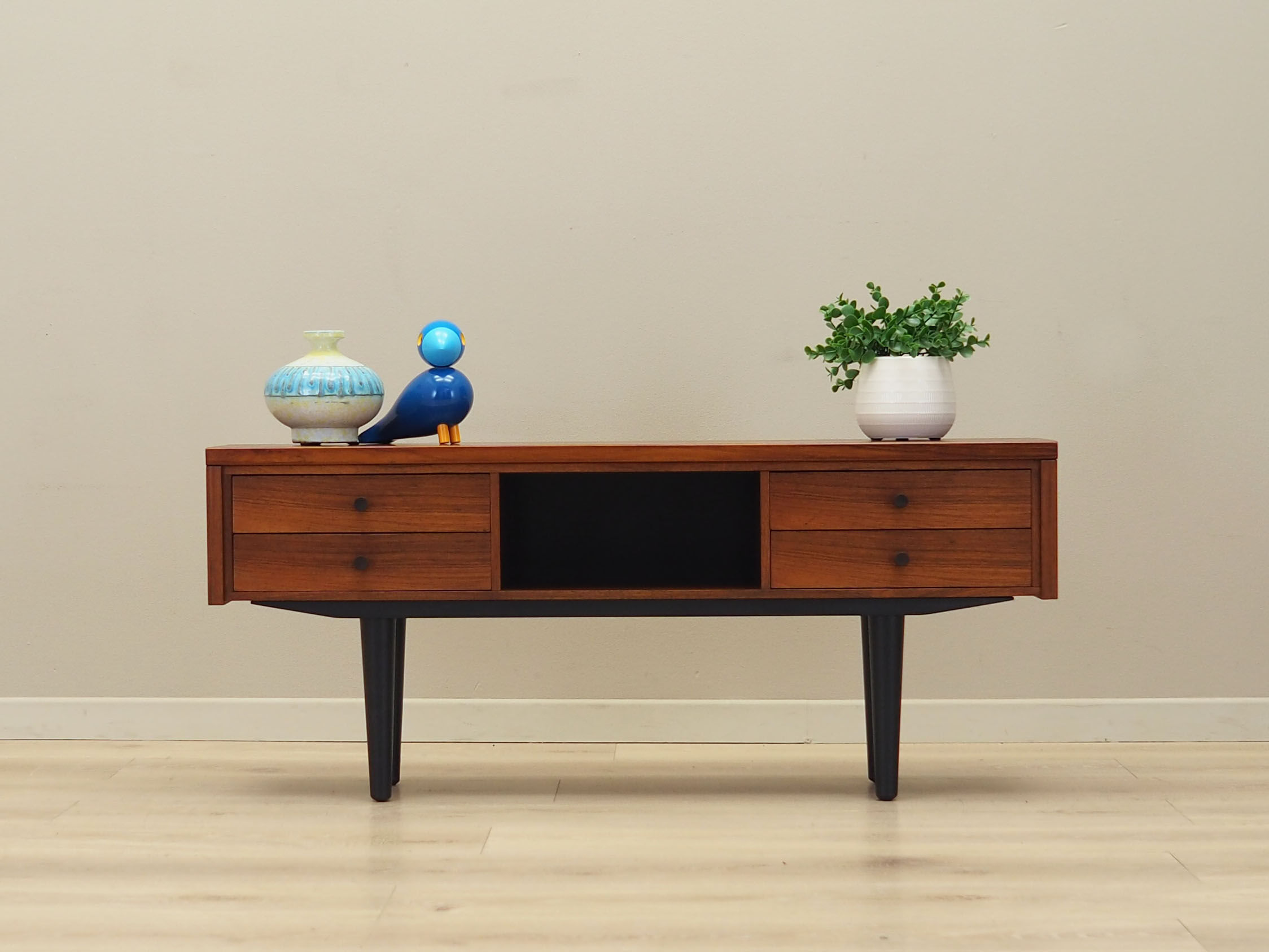 Commode en palissandre, design danois, années 1970, production: Danemark