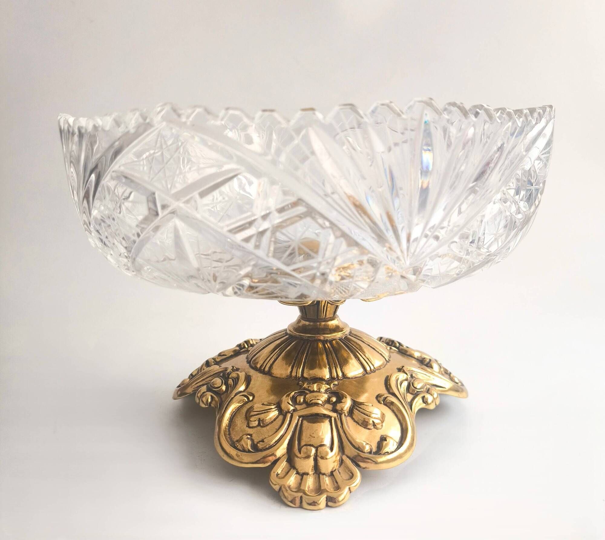 French Art Deco late centrepiece, carved crystal and bronze, 1950s.