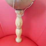 Grand bilboquet en bois clair.