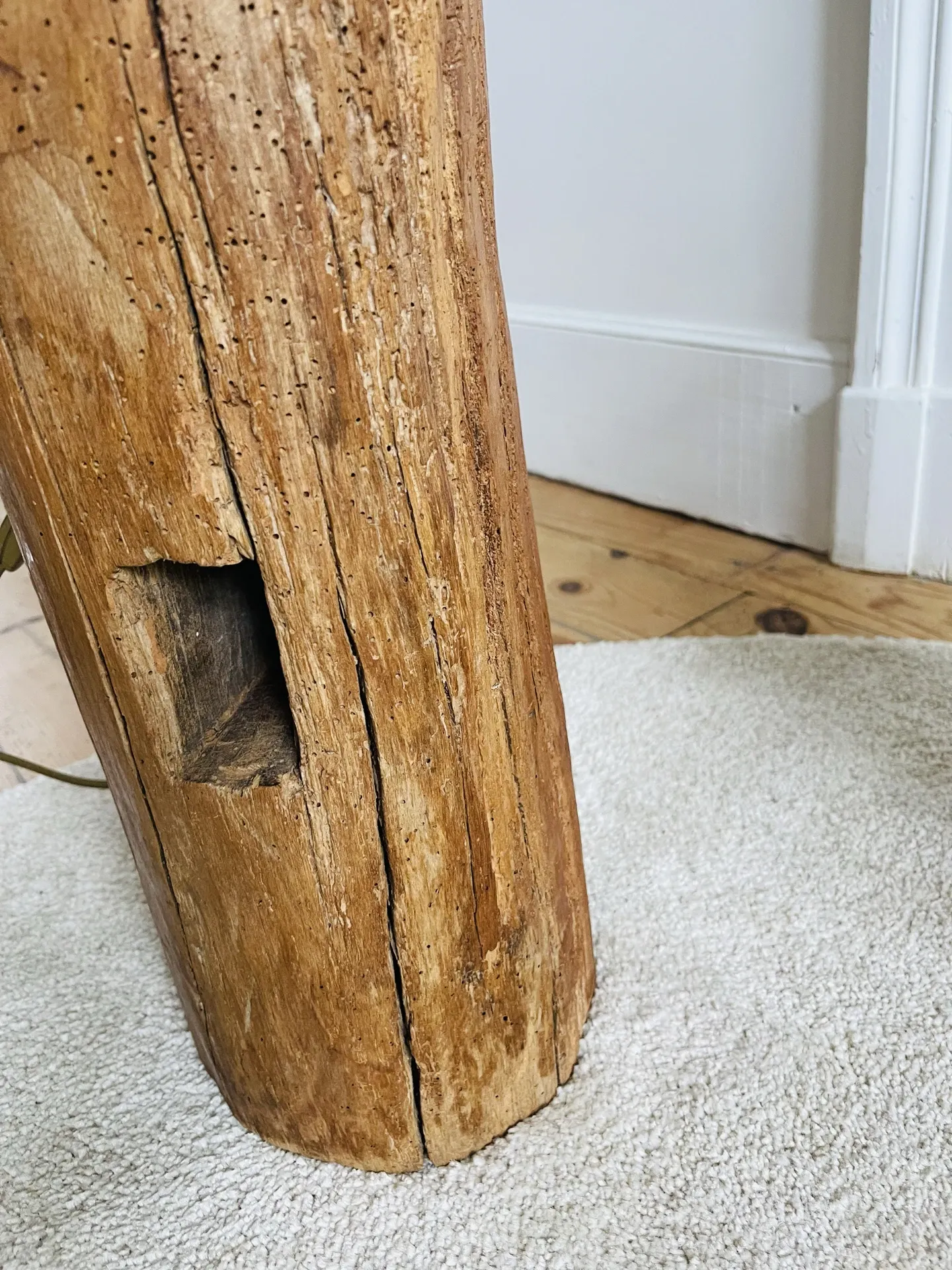 Lampe en bois brutaliste