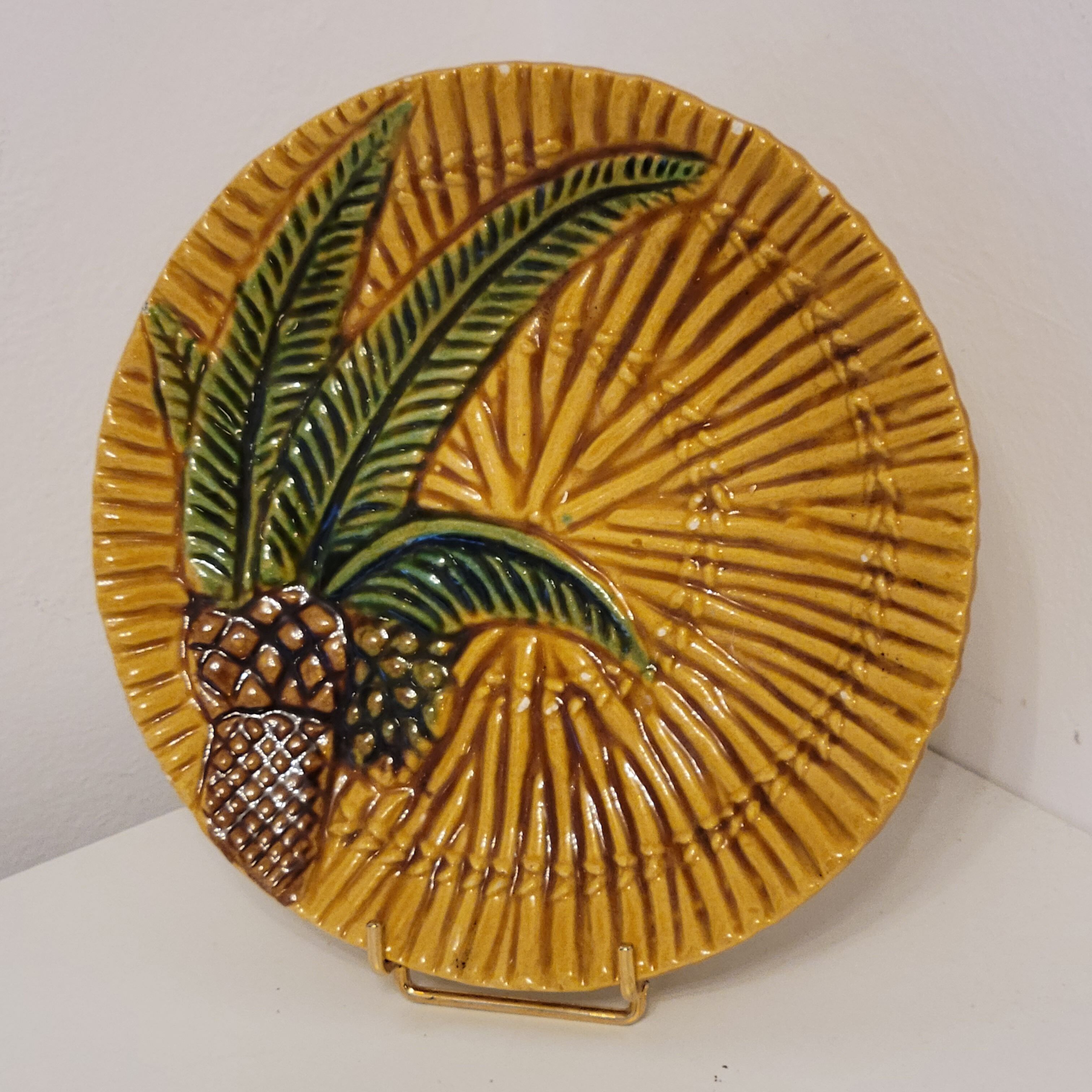 Assiette en barbotine Vallauris A.M. décor palmier
