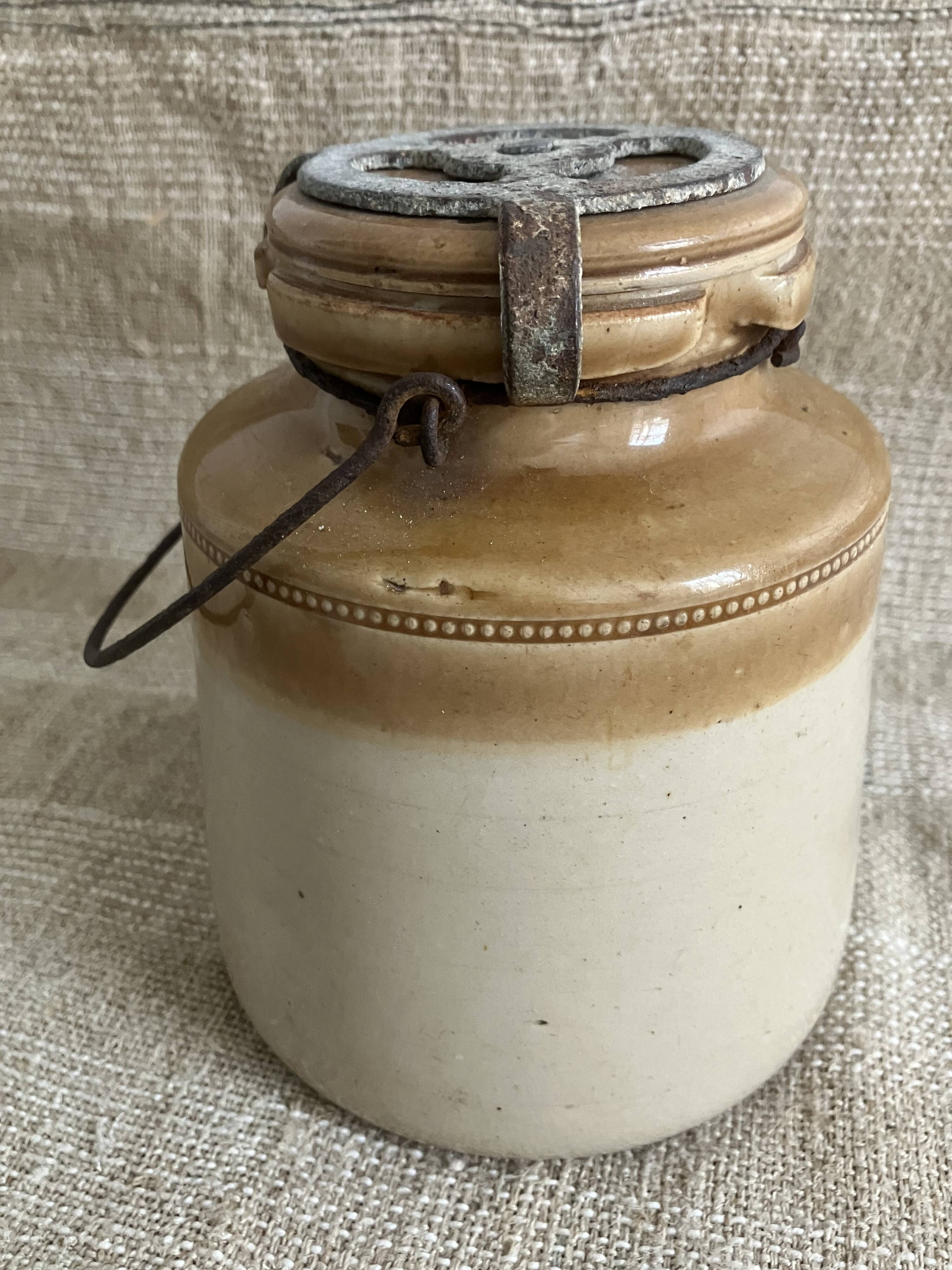Two-tone stoneware pot