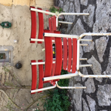 Série de trous chaises de bistrot en tôle