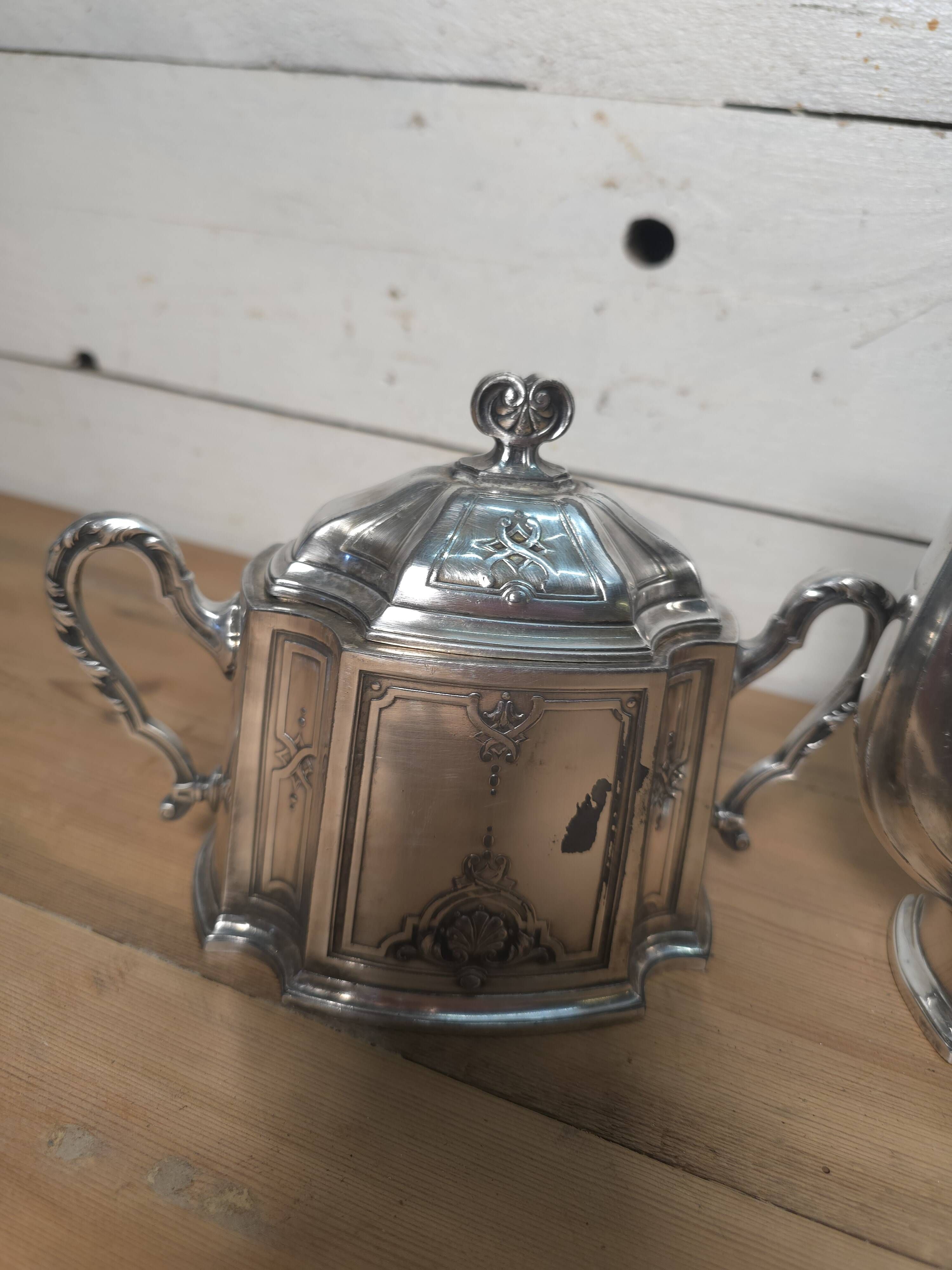 Service à café en métal argenté , cafetière et sucrier