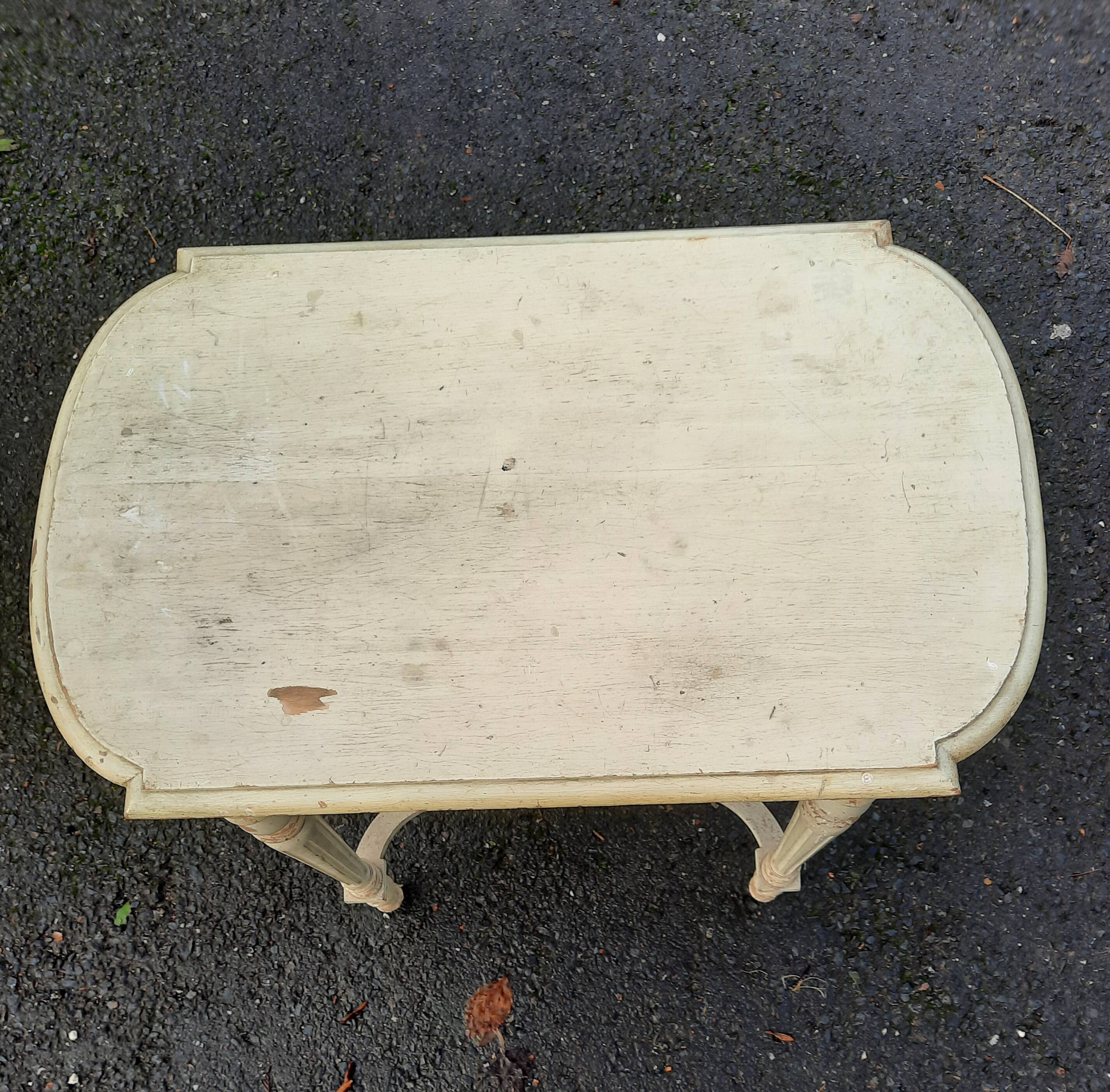 Center table in white lacquered wood