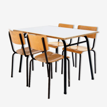Table à manger industrielle avec chaises assorties