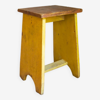 Tabouret d'atelier art-populaire en bois peint patiné