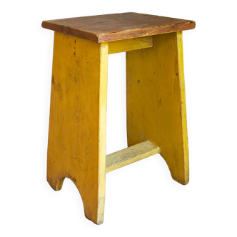 Tabouret d'atelier art-populaire en bois peint patiné