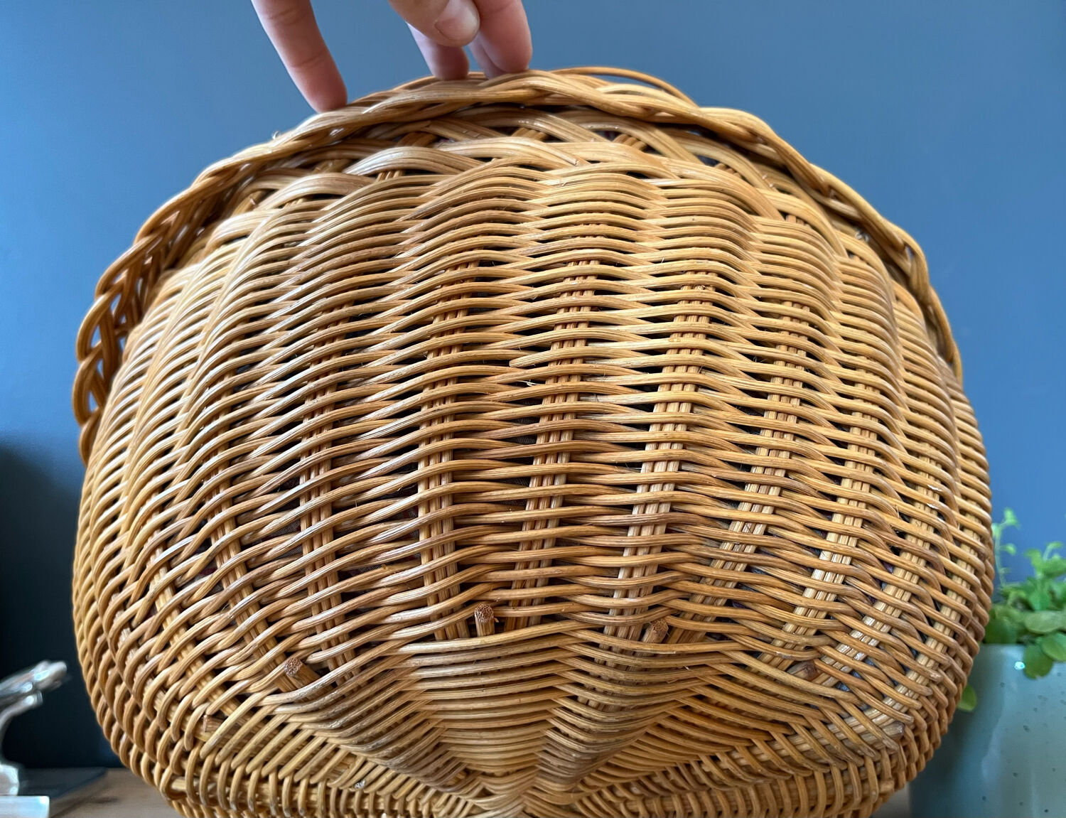 Round rattan basket