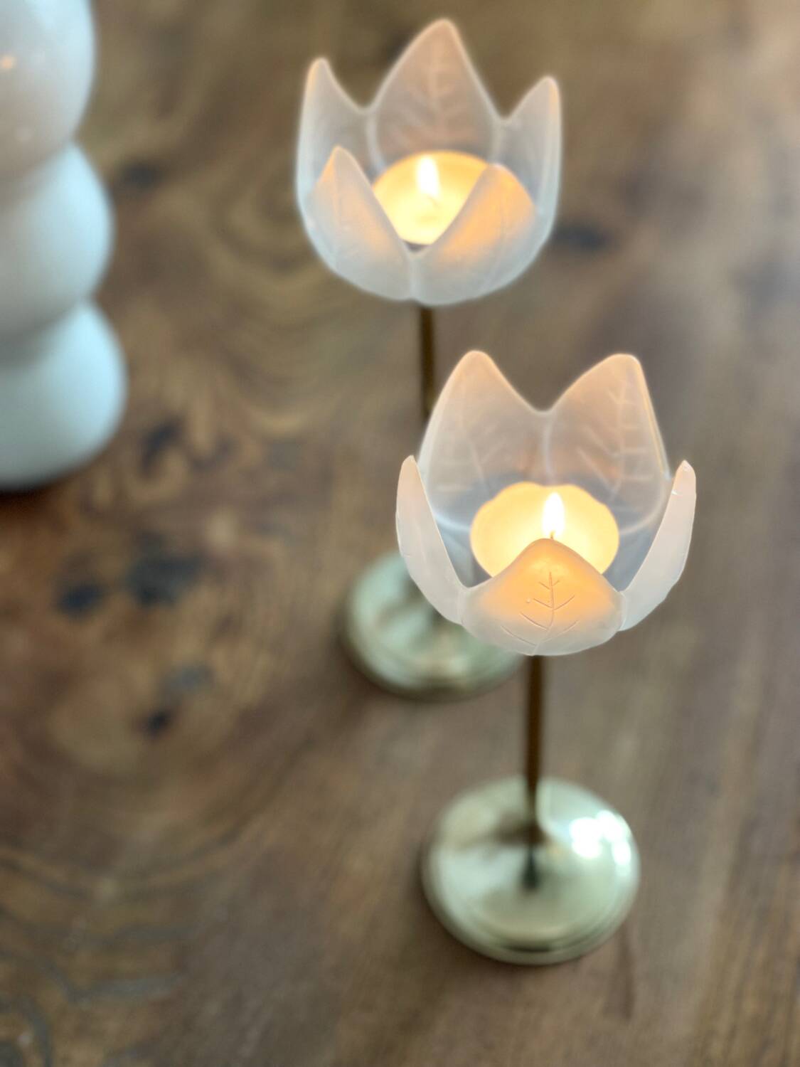 Pair of tulip-shaped candle holders in frosted glass and brass.
