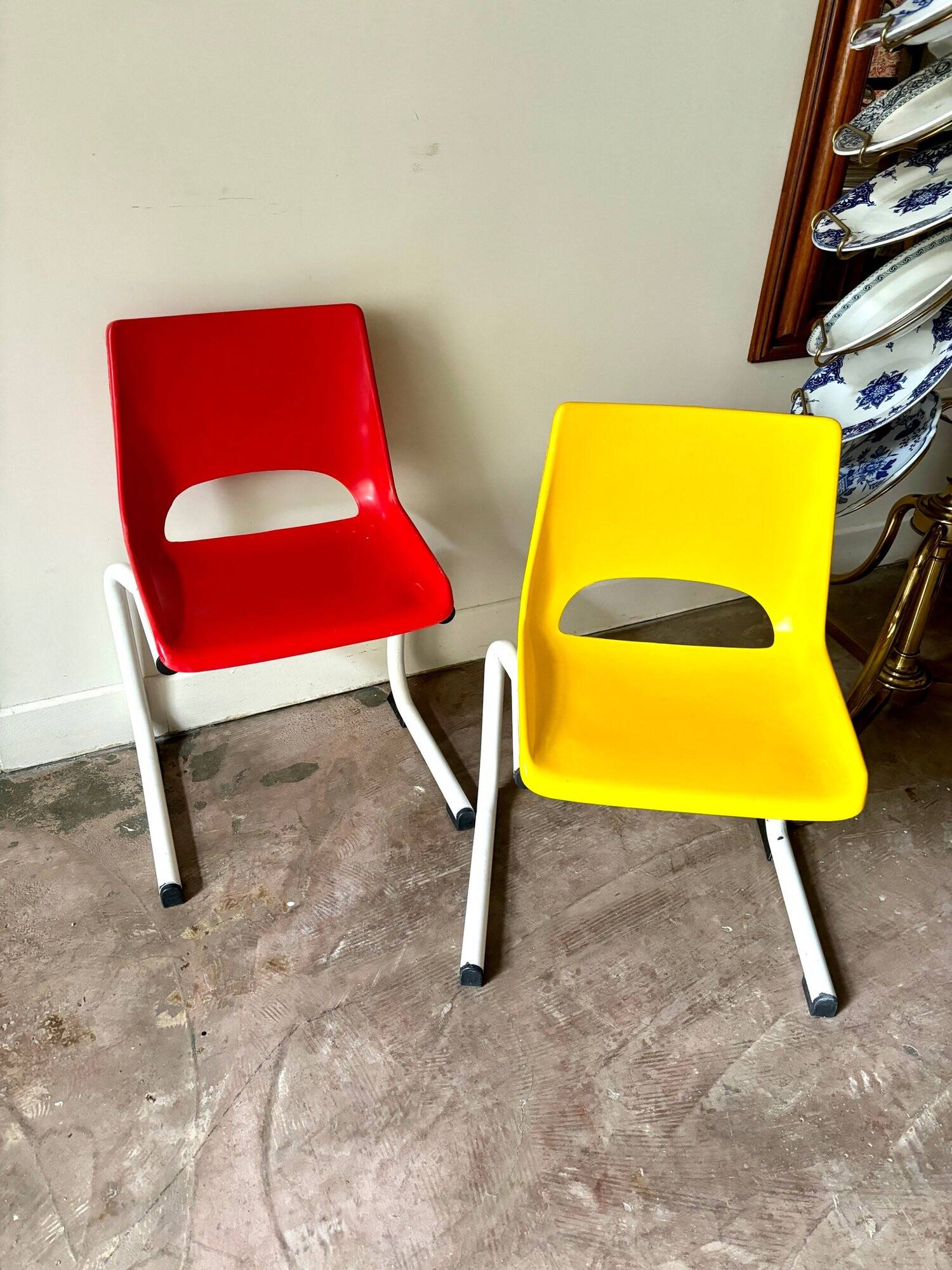 Children's chair in white metal and yellow plastic