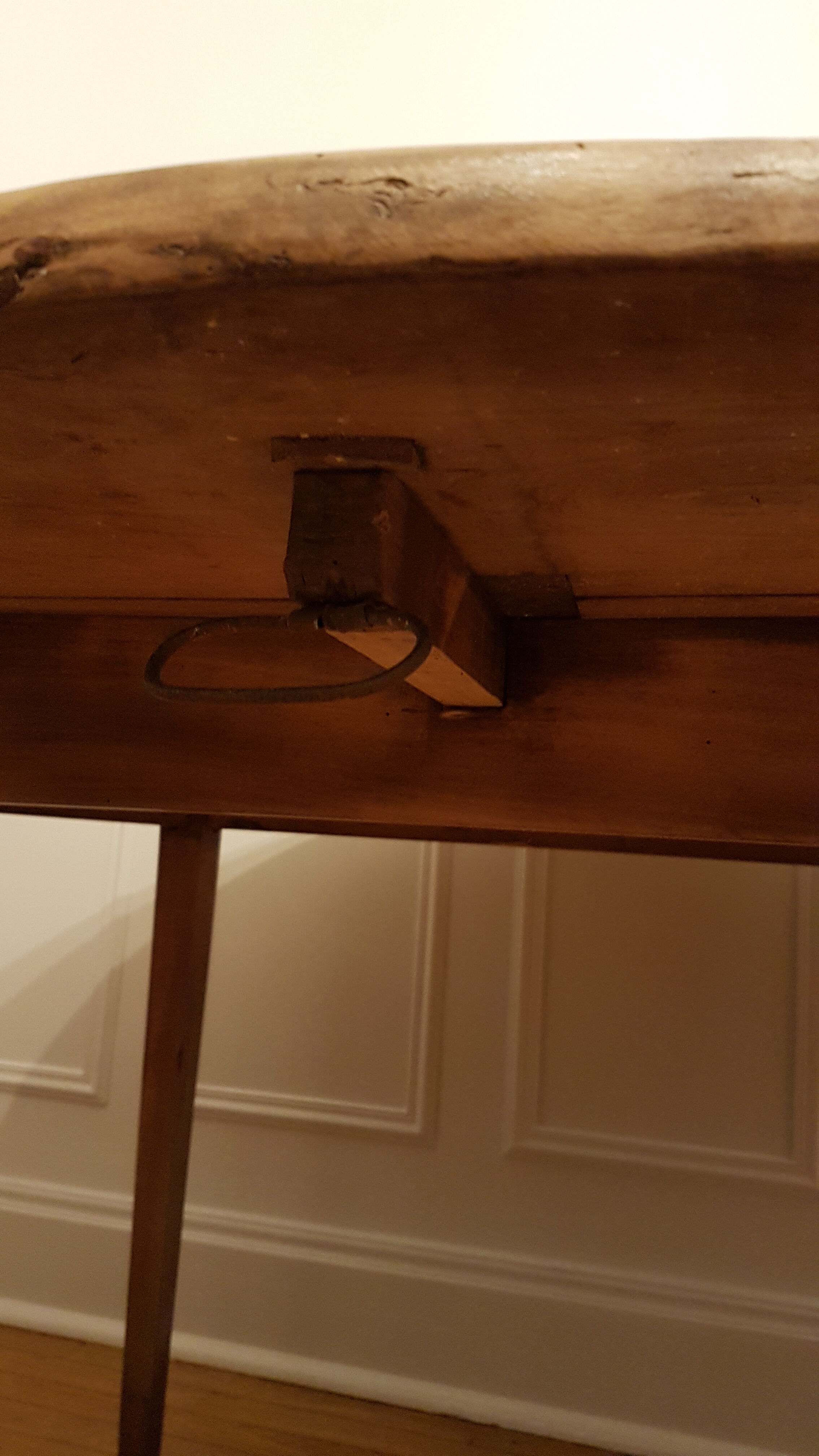 Round table with flaps