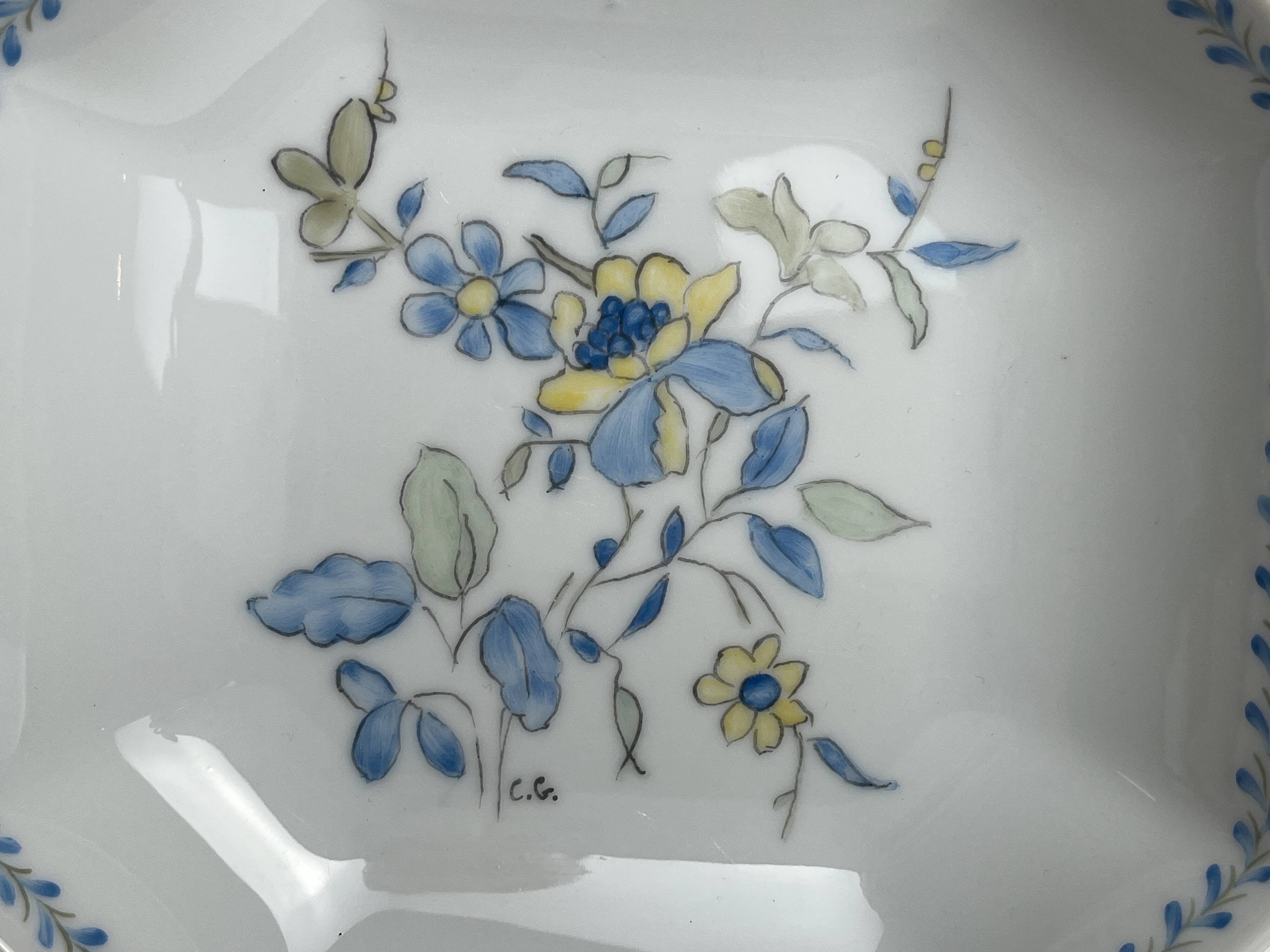 Octagonal empty pocket dish, hand-decorated earthenware, 20th century.